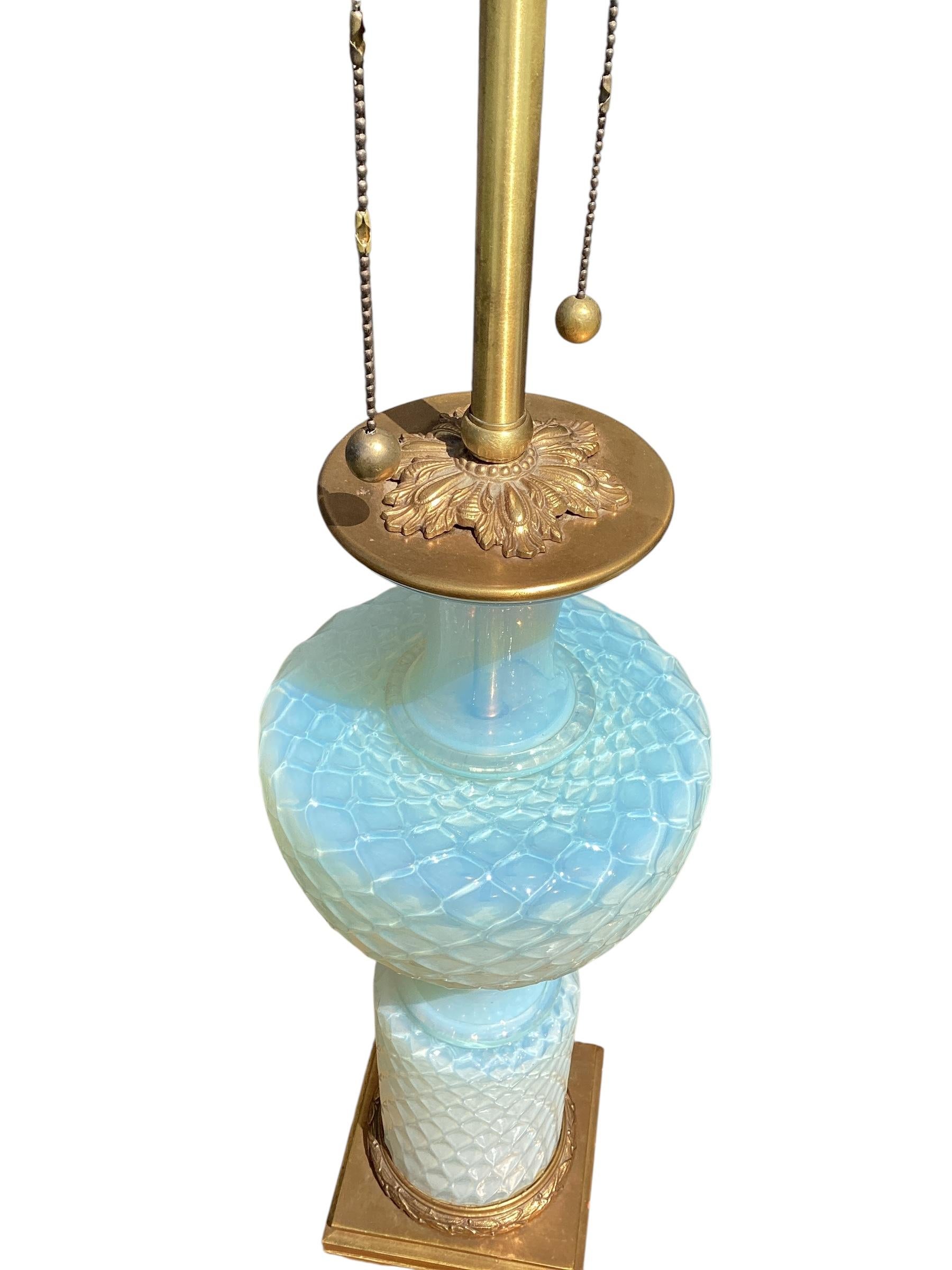 Laiton Spectaculaire paire de lampes italiennes en opaline de Murano par Marbro en vente