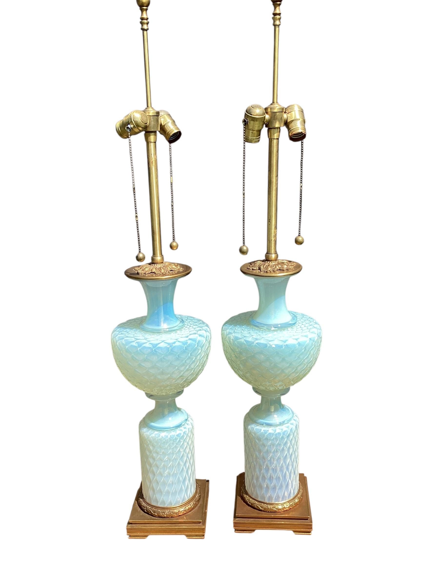 Spectaculaire paire de lampes italiennes en opaline de Murano par Marbro en vente 2