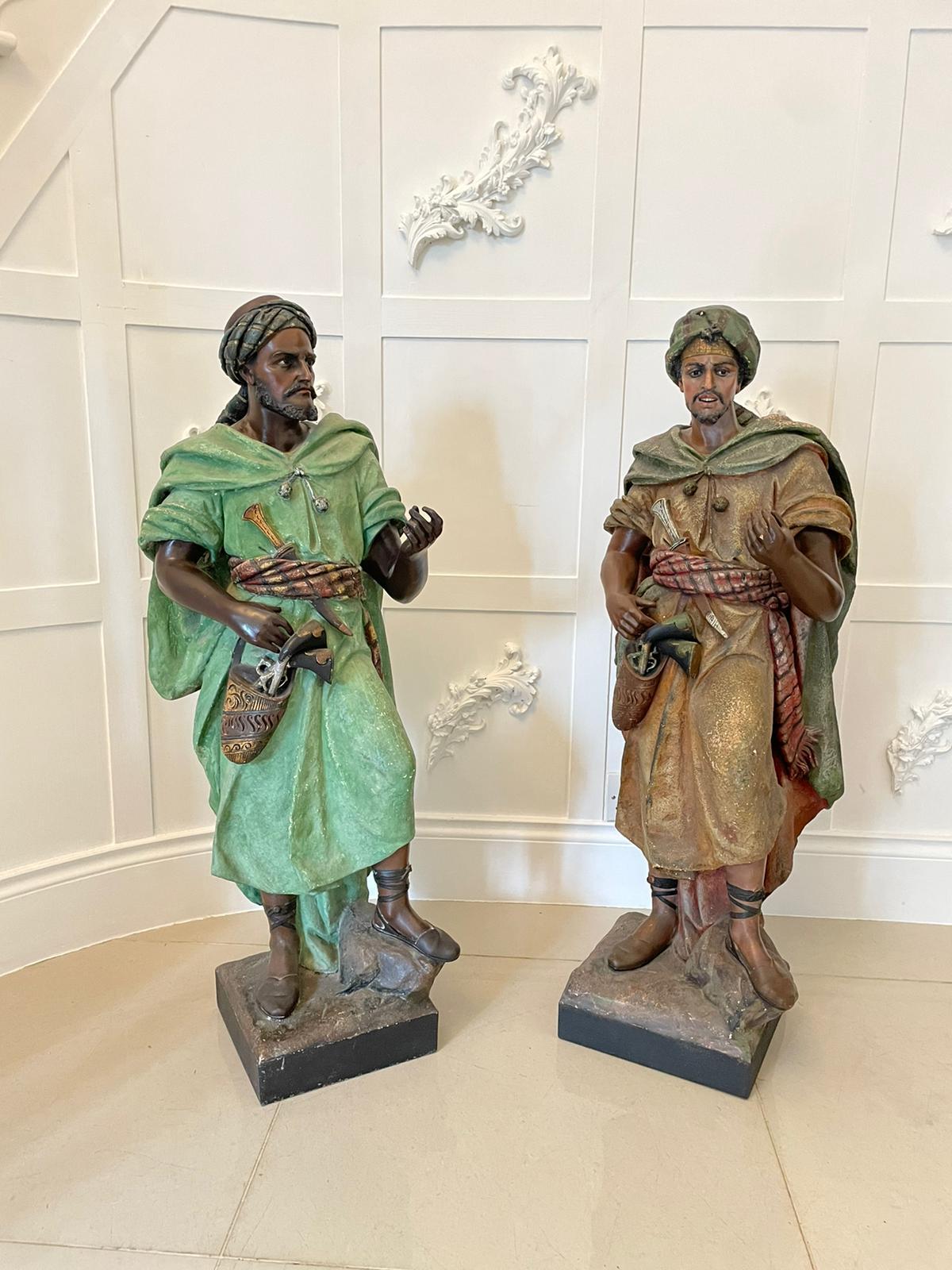 Espectacular Pareja de Grandes Figuras Moriscas de Yeso Policromado de Calidad Antigua en venta 7