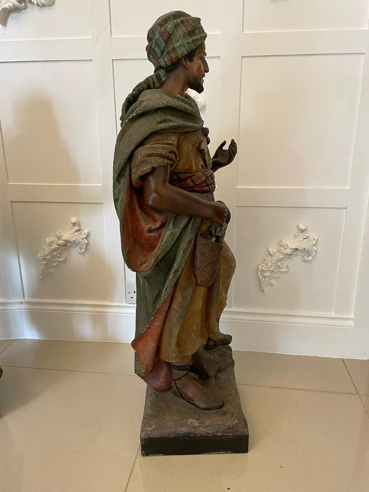 Espectacular Pareja de Grandes Figuras Moriscas de Yeso Policromado de Calidad Antigua en venta 13