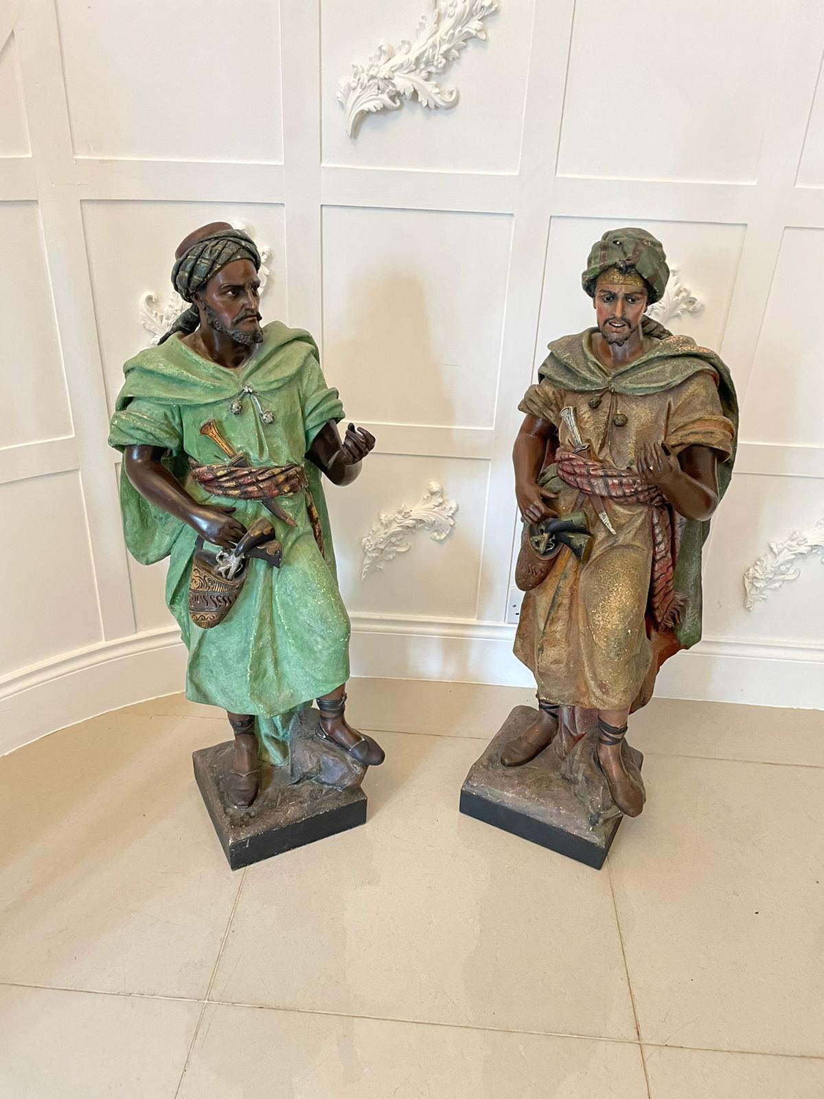 Espectacular pareja de grandes figuras arabescas o moriscas de yeso policromado orientalista de calidad antigua 
Representa a dos varones ataviados con túnicas y tocados moriscos tradicionales y con las manos artísticamente modeladas. Estas