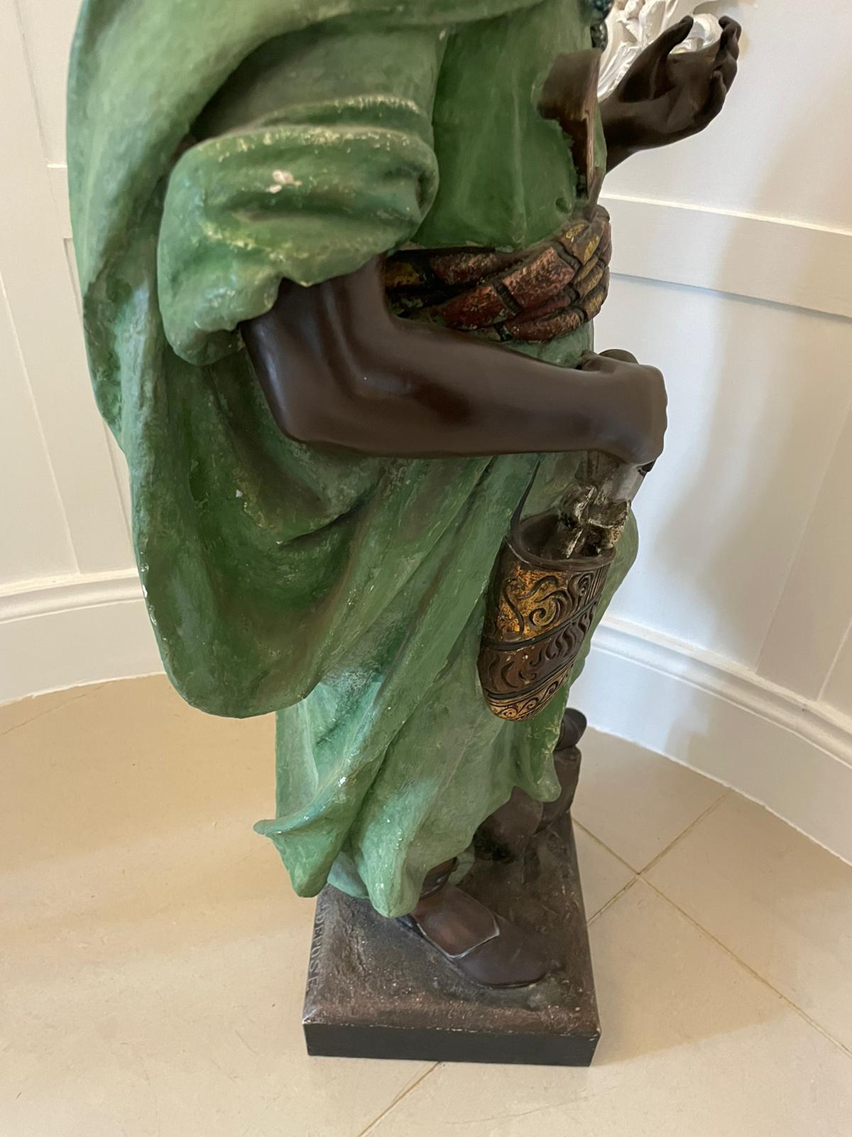 Espectacular Pareja de Grandes Figuras Moriscas de Yeso Policromado de Calidad Antigua siglo XX en venta