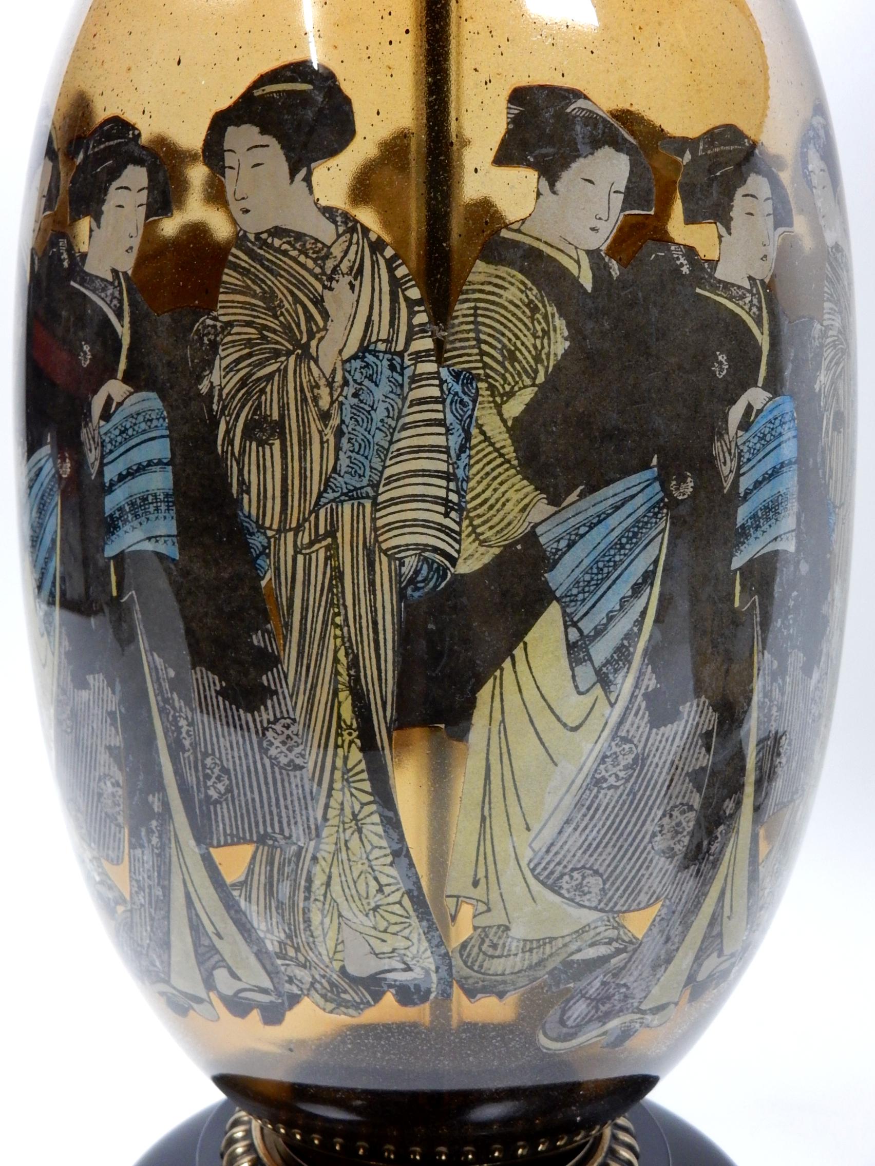 Une paire de grandes lampes chinoises des années 1960.
Corps en verre en forme d'œuf avec des images de rassemblement de Geisha appliquées à l'intérieur.
Magnifiques ornements en laiton. Base en bois laqué noir.
Ampoule simple, interrupteur à 3