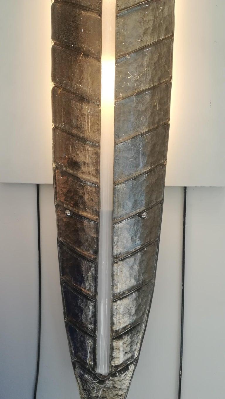 Italiano Spettacolare coppia di lampade da parete in vetro di Murano con foglie d'argento in vendita