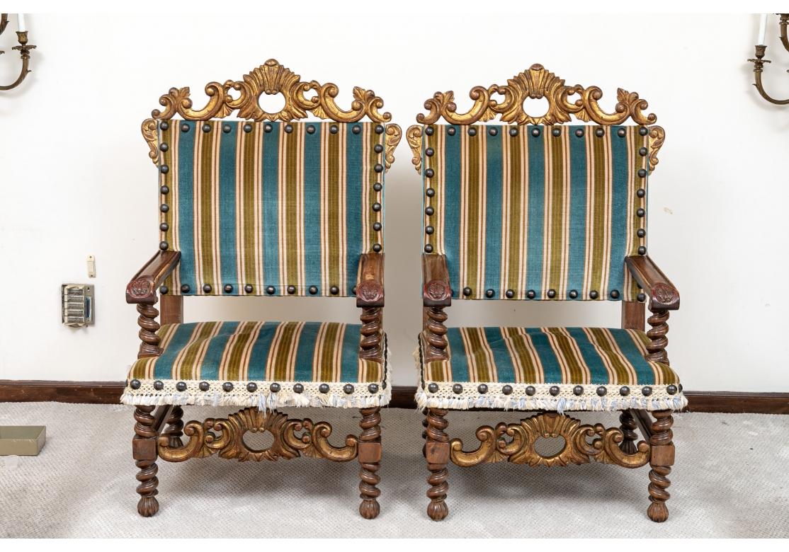 Spectaculaire paire de chaises trônes ornées et dorées surdimensionnées en vente 3