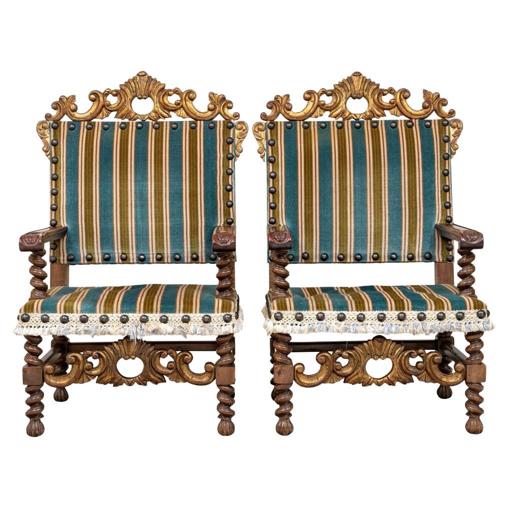 Spectaculaire paire de chaises trônes ornées et dorées surdimensionnées en vente