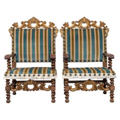 Spectaculaire paire de chaises trônes ornées et dorées surdimensionnées
