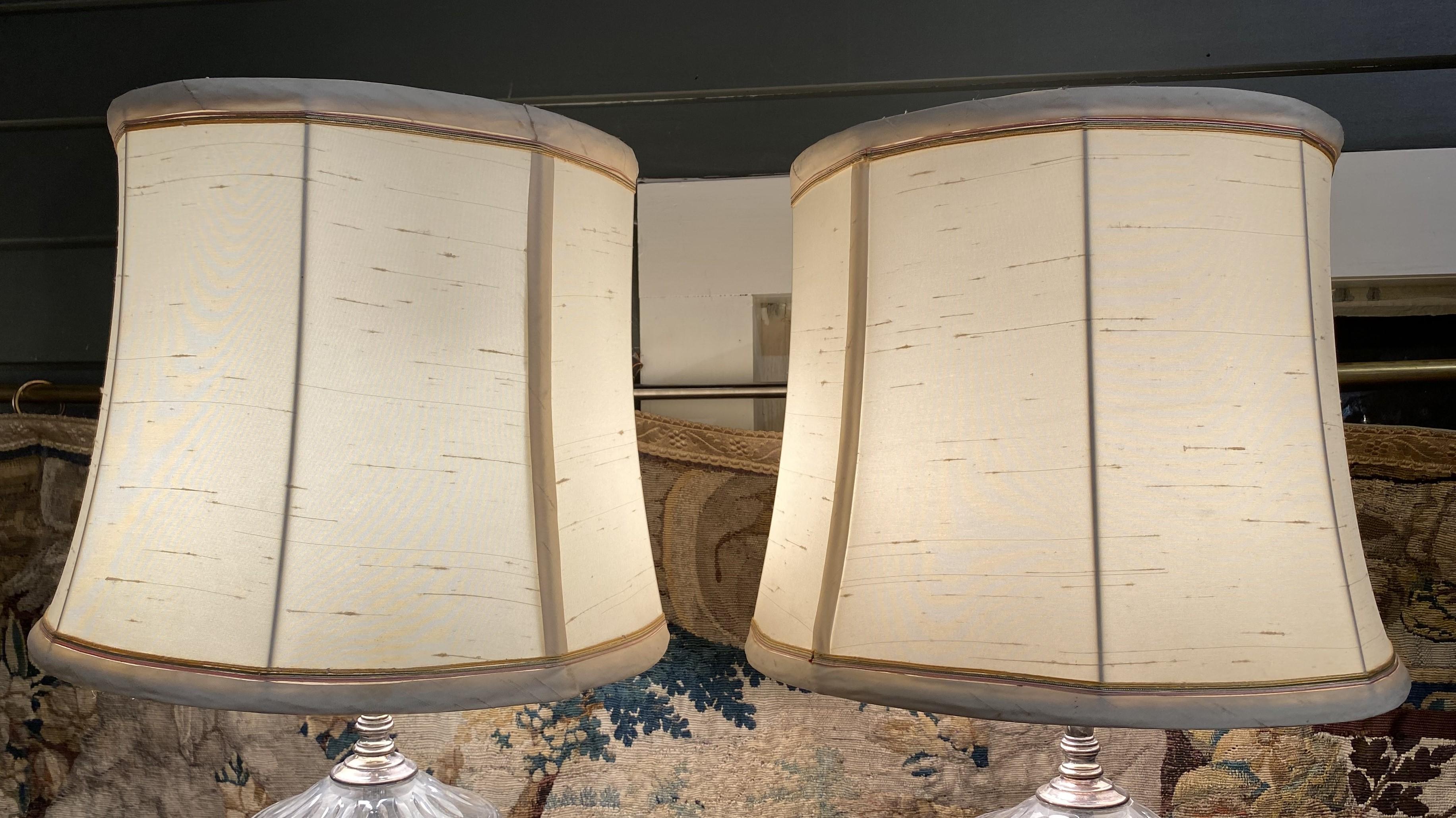 Un site  impressionnante paire de grands chandeliers ou lampes de banquet en métal argenté de style néoclassique à colonnes corinthiennes, probablement de Sheffield, avec des chapiteaux à volutes, transformés en lampes de table à deux lumières avec