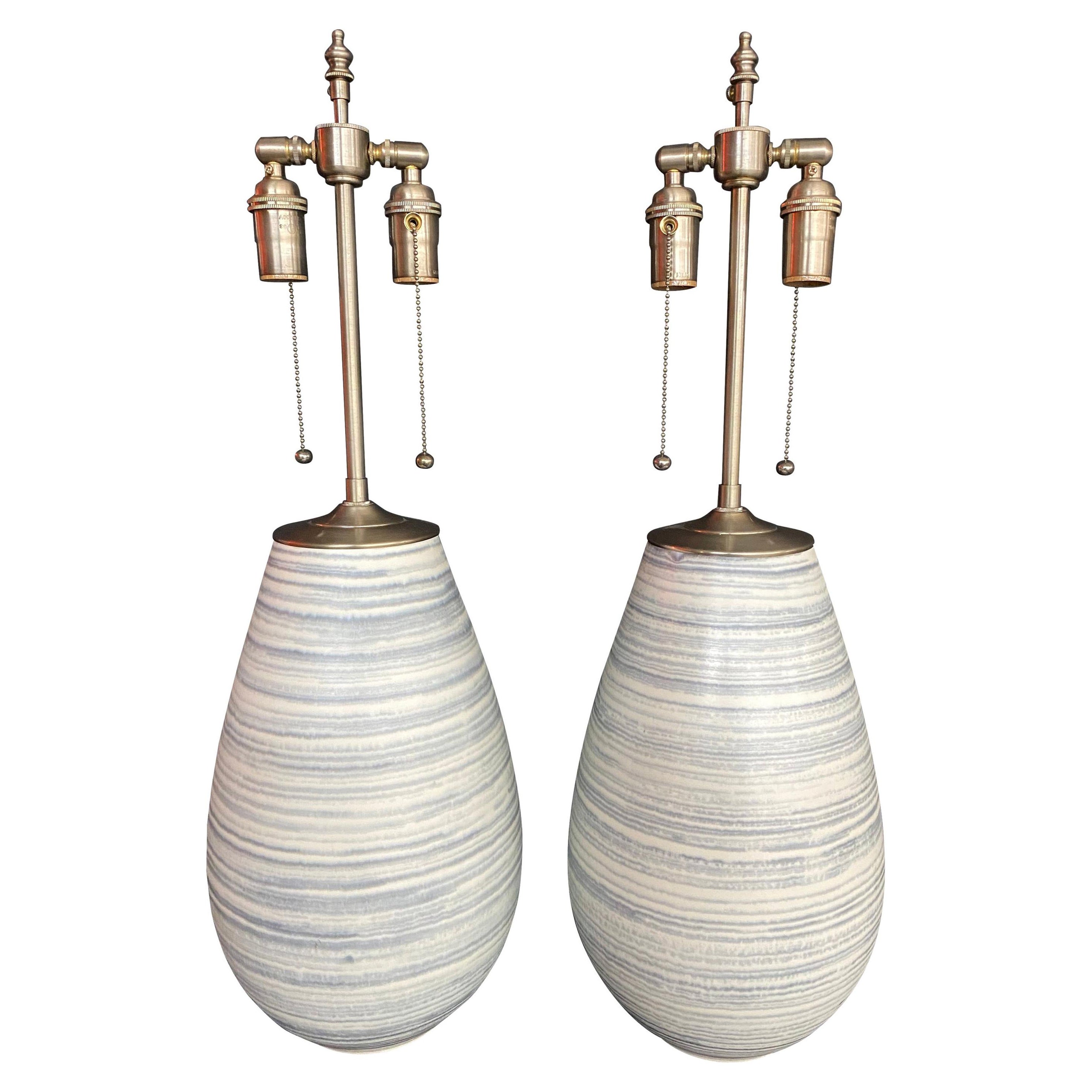 Spectaculaire paire d'orbes uniques en stries bleues et blanches avec application de lampe en vente