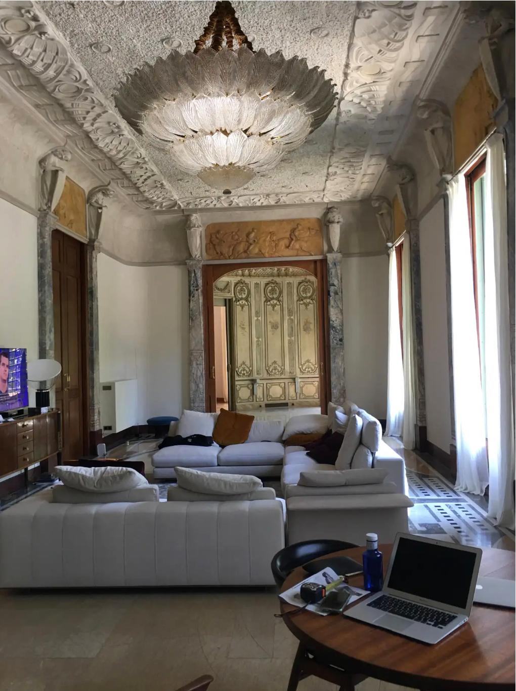Réalisé en pur verre de Murano, chaque lustre se compose d'un nombre incroyable de feuilles. La structure est plaquée d'or. Dix-huit lampes diffusent une lumière magique. Mesures : Diamètre 126 cm, hauteur 65 cm et chaîne.