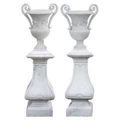Spectaculaire paire d'urnes à poignée de forme Classic en marbre blanc avec The Pedestal en forme de balustre