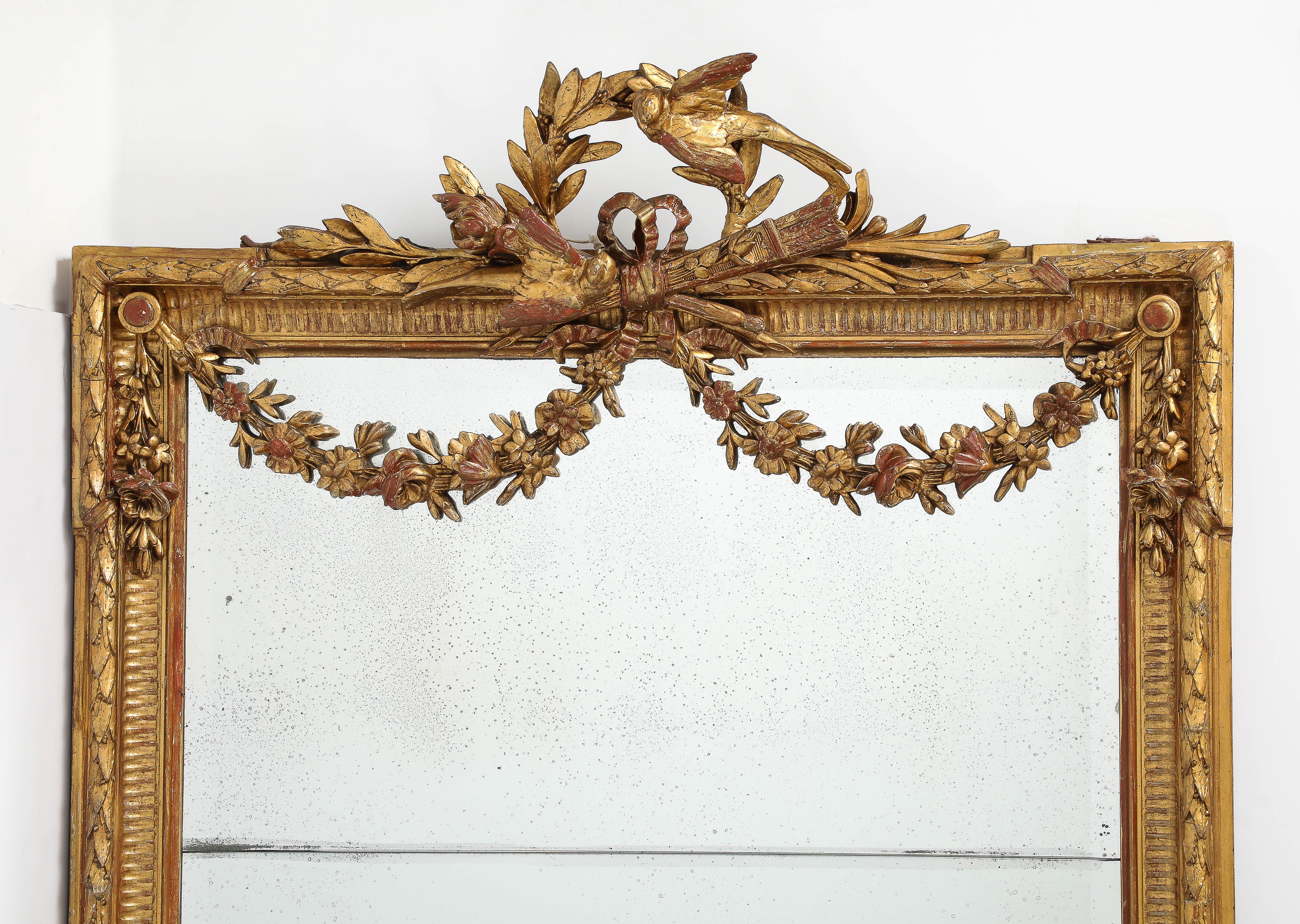 Spettacolare palazzo  Specchio italiano intagliato a foglie dorate del XIX secolo.
La scala dello specchio con le fasce floreali e gli uccelli squisitamente intagliati in oro Florentine
con il rosso che trapela è davvero stupefacente!
Lo specchio è