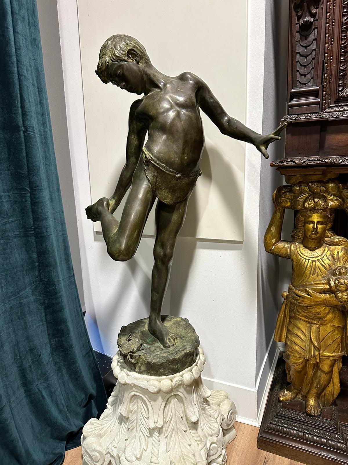 Spektakuläre patinierte Bronzeculptur „Das Kind und die Krabbe“ 19. Jahrhundert. VIDEO im Angebot 1