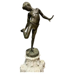 Spektakuläre patinierte Bronzeculptur „Das Kind und die Krabbe“ 19. Jahrhundert. VIDEO