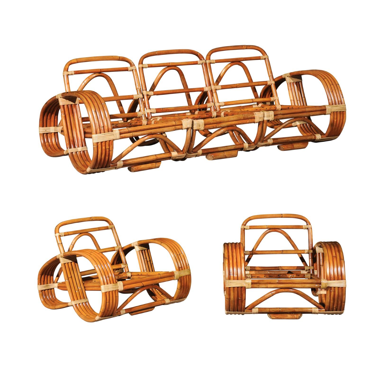Rareté absolue, restauration méticuleuse des chaises longues Pretzel à cinq (5) brins et du canapé assorti Art déco, vers 1950. Les pièces se sont adoucies pour prendre un fabuleux ton cacahuète. Bien que non marqués, ces exemples incroyablement