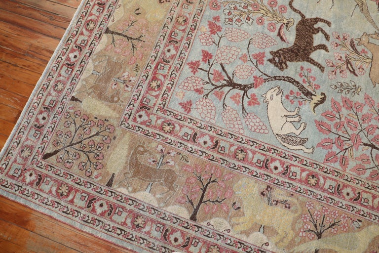 Spectaculaire tapis persan à motif d'animal pictural En vente sur 1stDibs