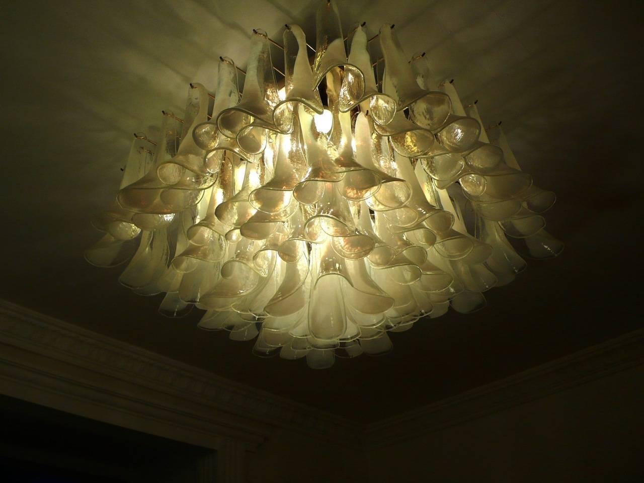 Spectaculaire lustre en verre de Murano.
126 pétales en verre soufflé.
Dimensions : 95 cm x 95 cm : 95 cm x 95 cm.
Hauteur 50 cm.
 