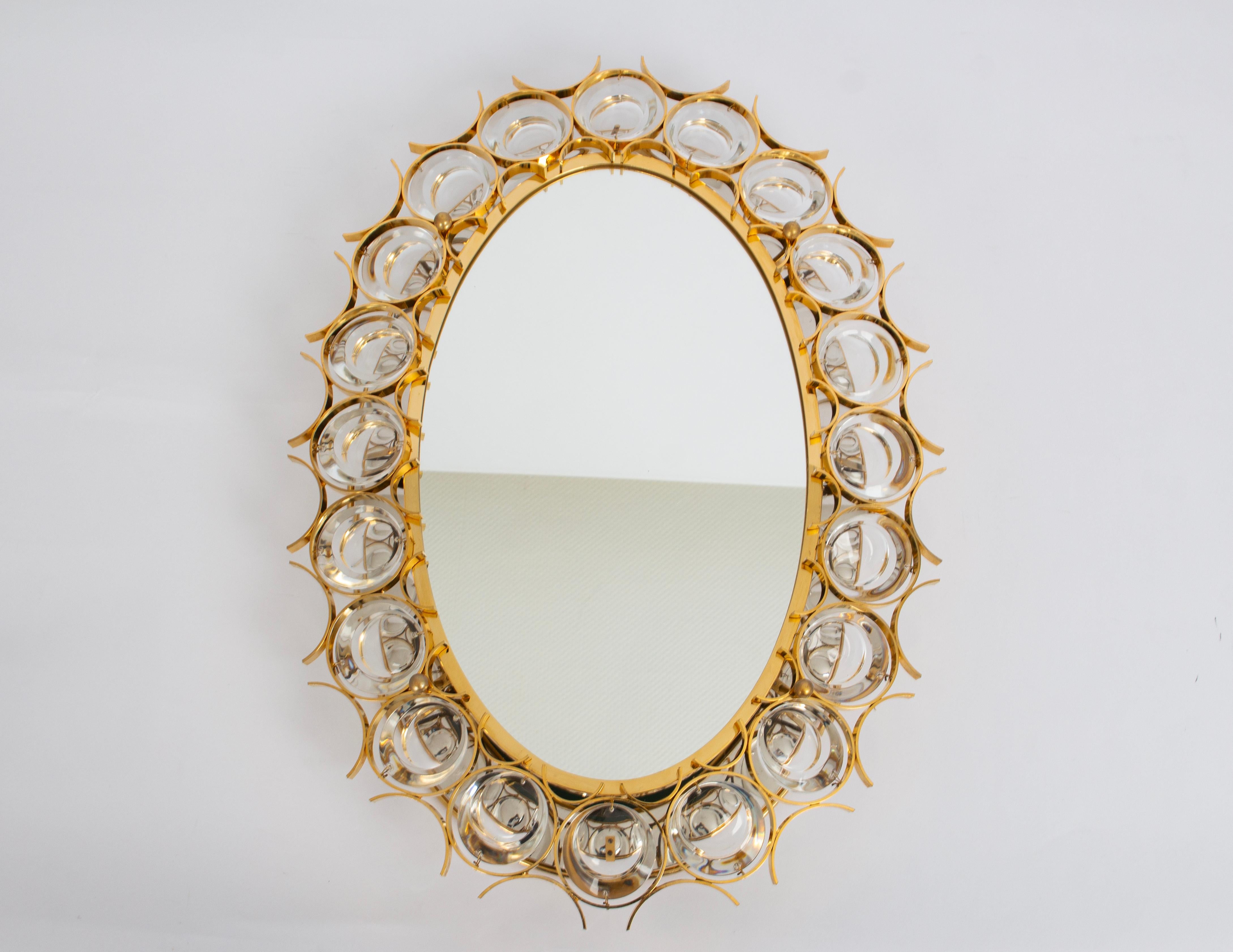 A wonderful and high-quality petite gilded wall mirror by Palwa (Palme & Walter), Germany, 1970s

It is made of a 24-carat gold-plated brass frame decorated with many pieces of cut crystal glass. 
High quality and in very good condition. Cleaned,