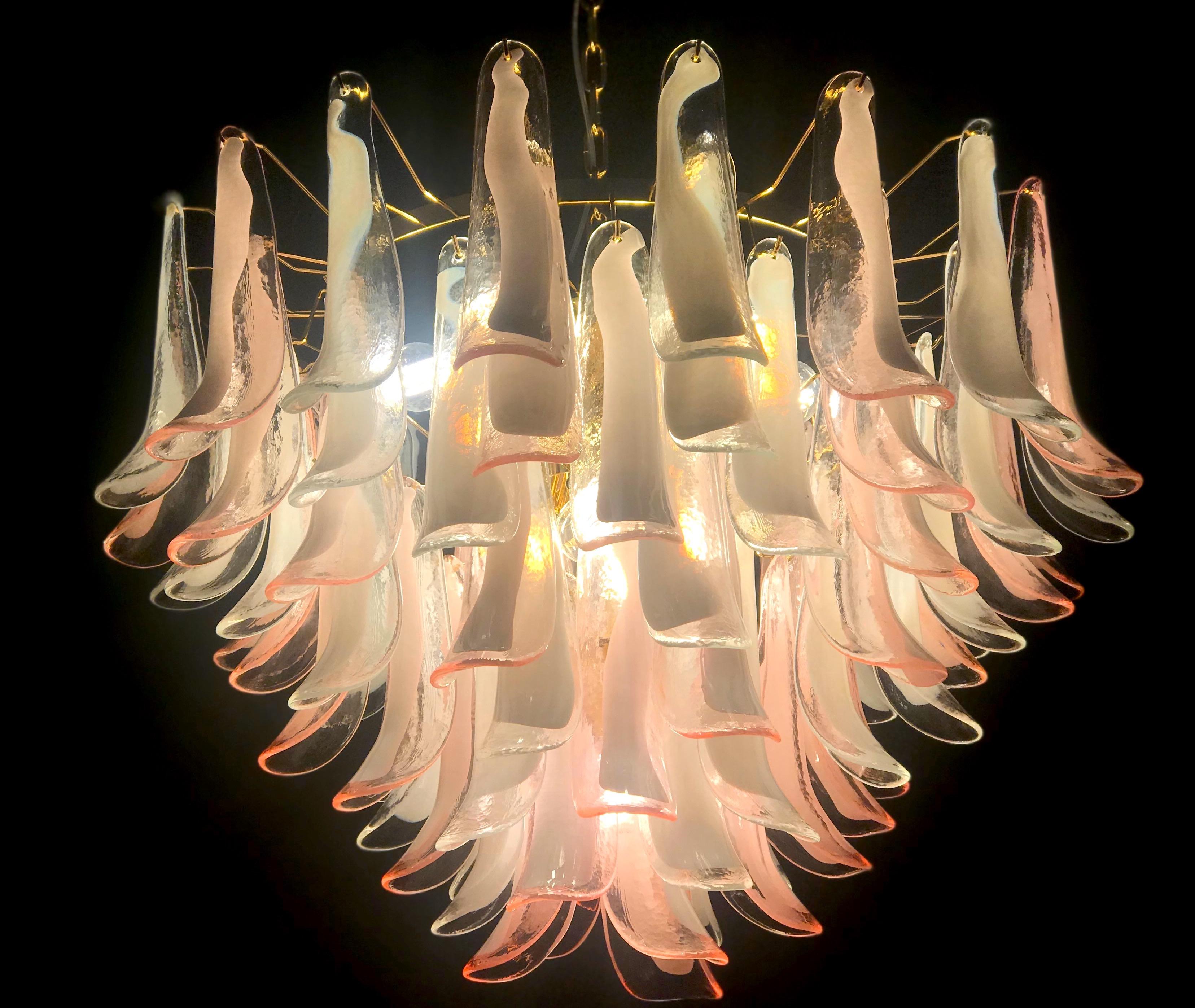 Spectaculaire lustre à pétales de verre de Murano rose et blanc avec cadre en laiton en vente 5