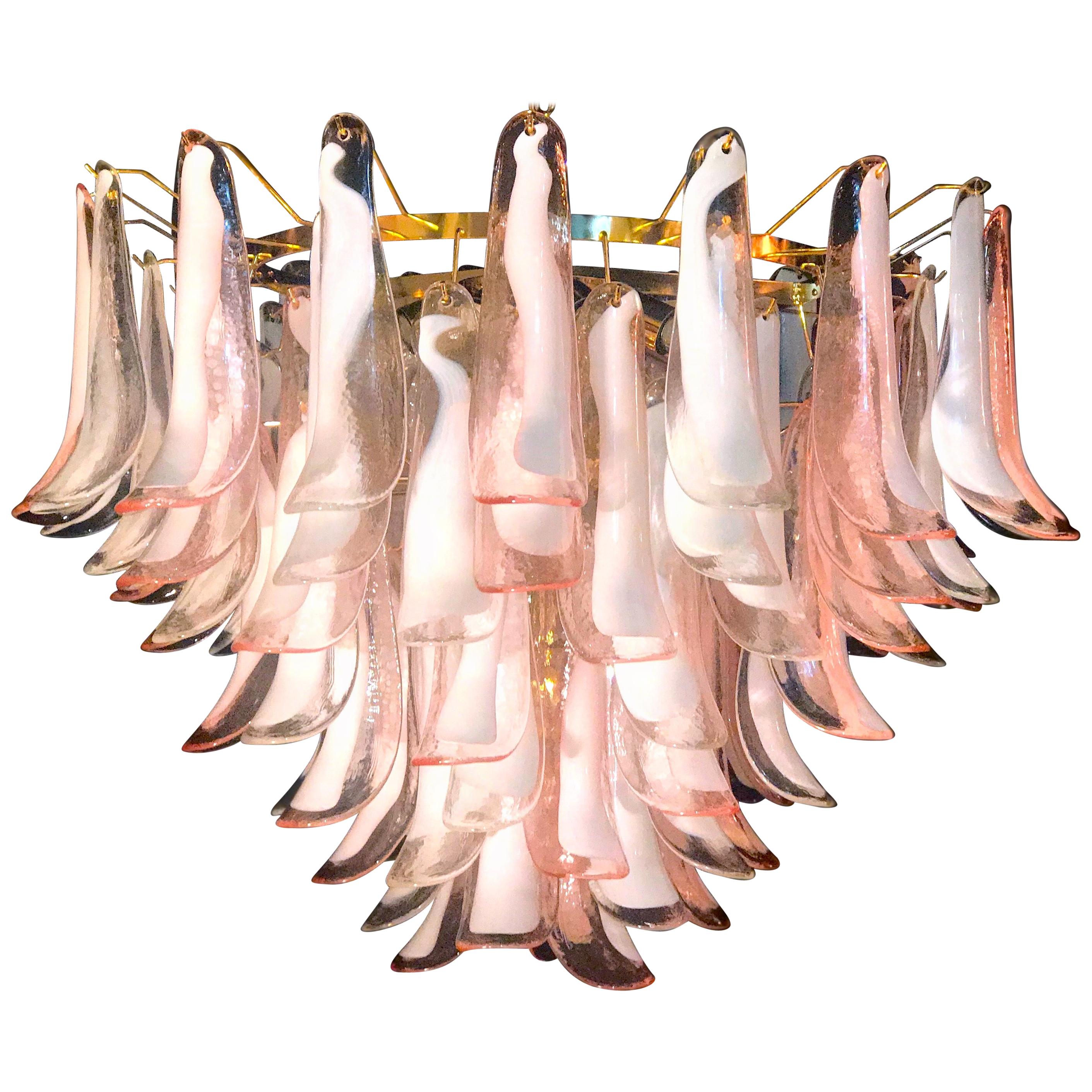 Fabuleux lustre italien composé de 90 pétales en verre de Murano lattimo rose et blanc soutenus par un cadre en laiton de Galleria Veneziani.
Nous pouvons personnaliser le cadre, en laiton ou en chrome. 

Dimensions : 51.130 cm de hauteur avec