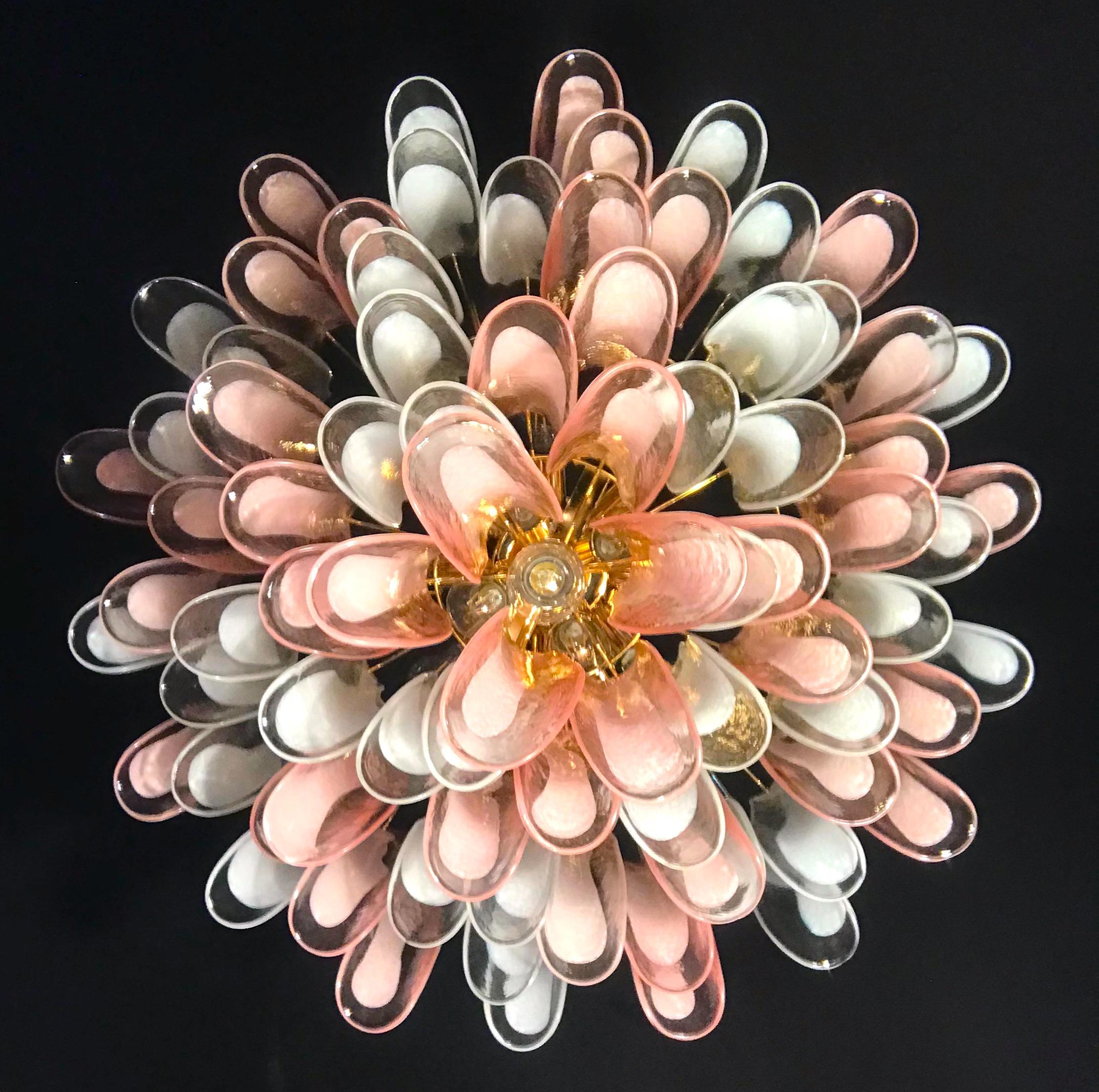 Spectacular Pink and White Murano Glass Petals Chandelier with Brass Frame In New Condition In Rome, IT