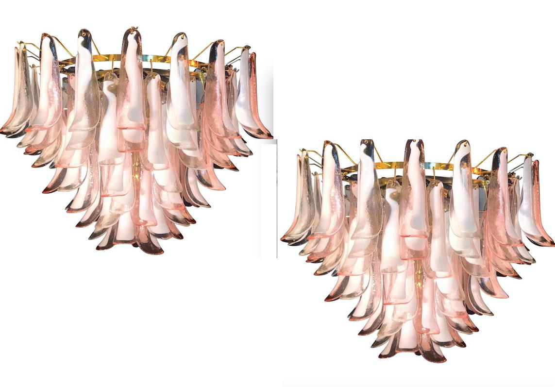 Vetro soffiato Spettacolare lampadario a petali in vetro di Murano rosa e bianco con struttura in ottone in vendita