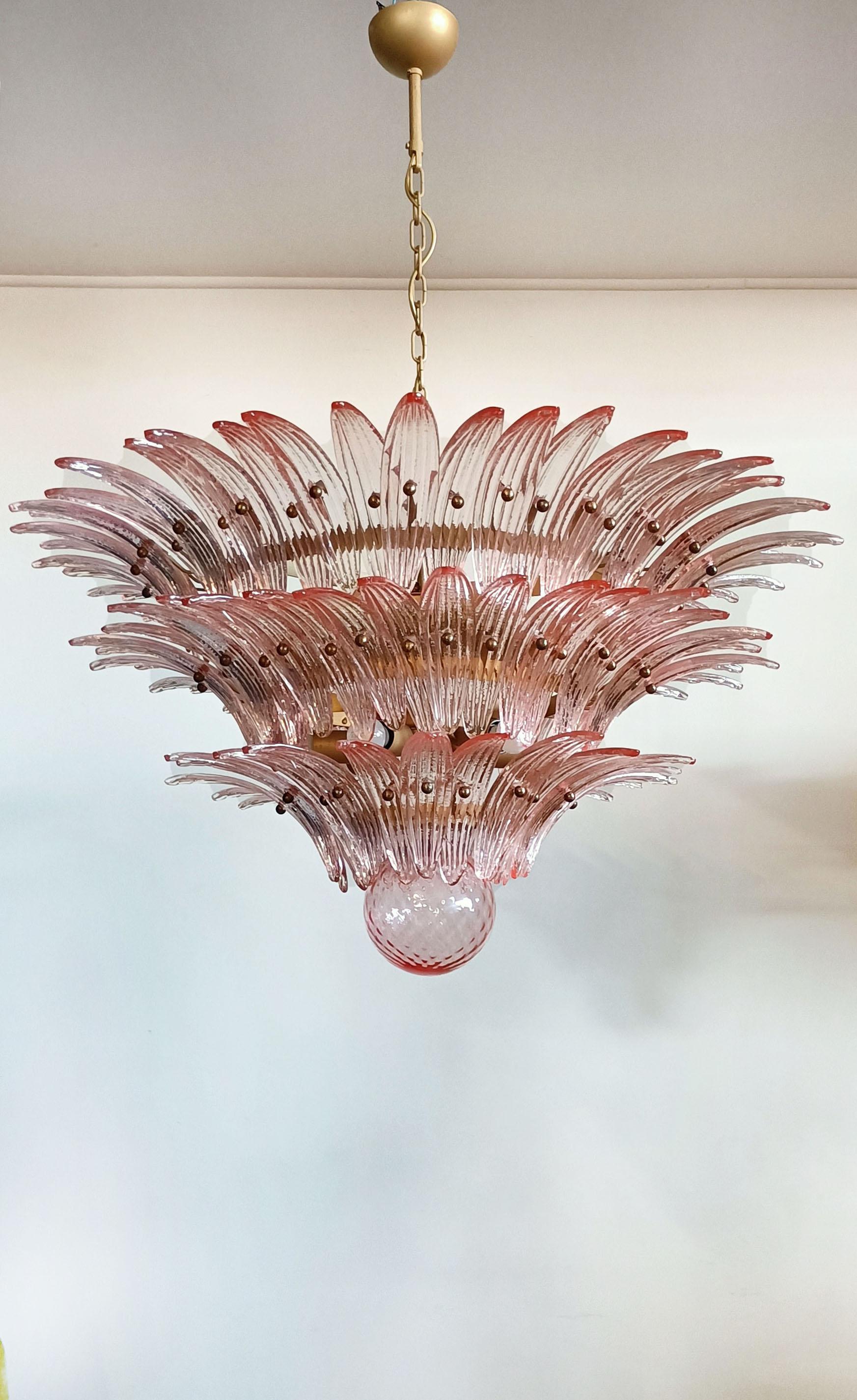 Paire de spectaculaires lustres en verre rose. Murano en vente 11