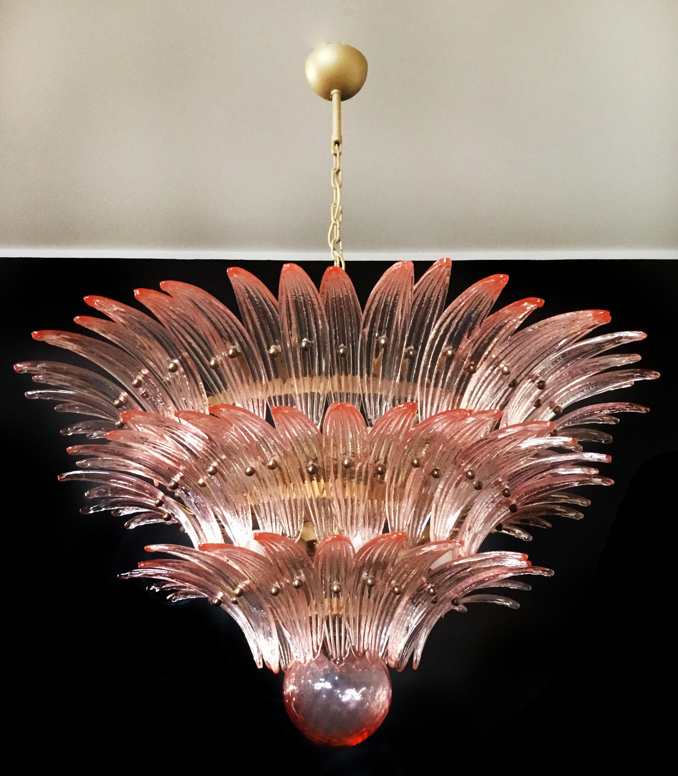 Métal Paire de spectaculaires lustres en verre rose. Murano en vente