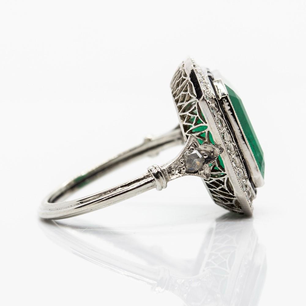 This lovely piece of jewelry holds a central flawless natural emerald that weighs 7.75ctw.
Surrounding the central stone, this ring displays 18 calibrated cut onyxes.
Crafted in solid platinum, this gorgeous item showcases 38 single cut diamonds of