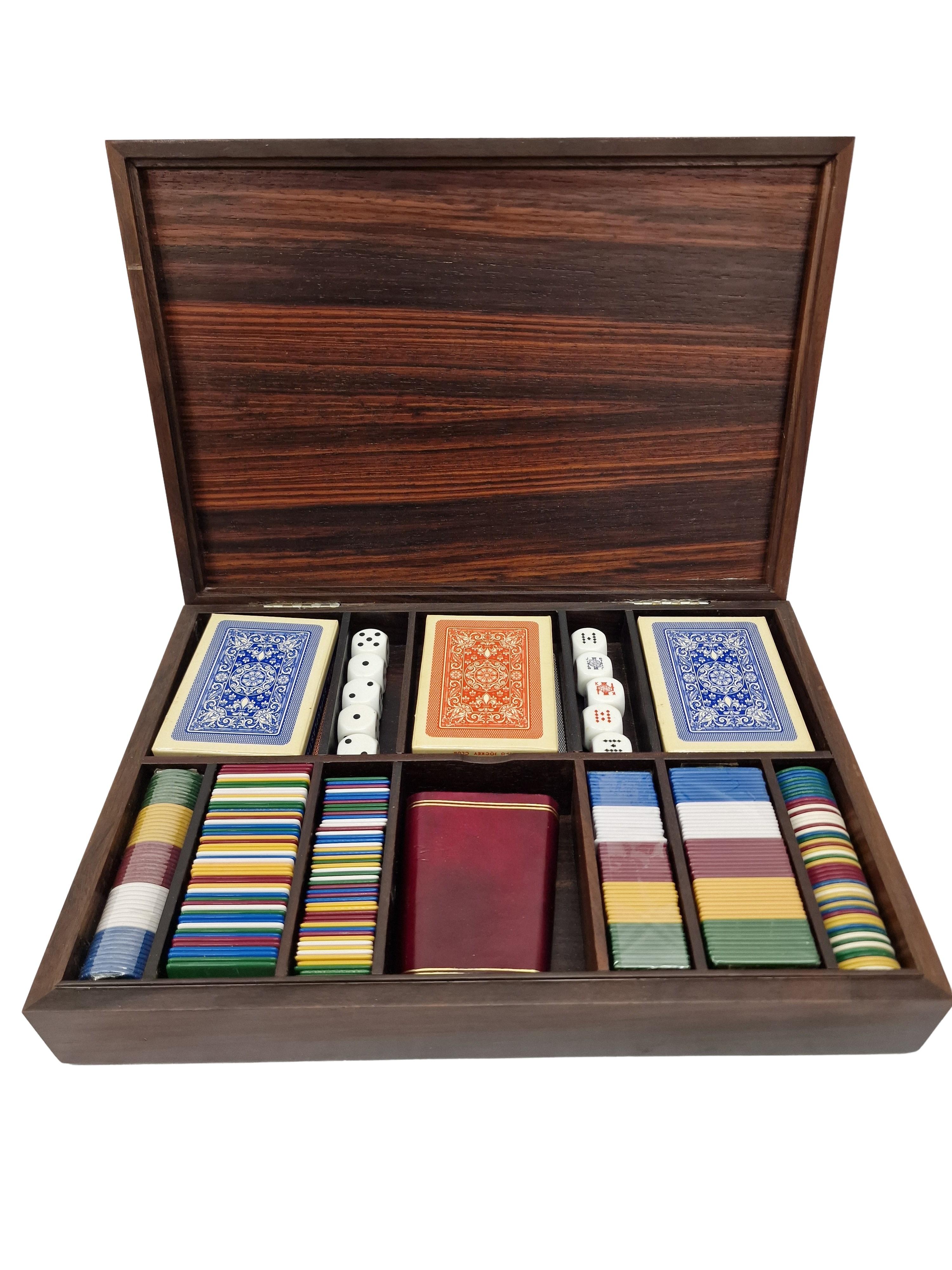 Spectaculaire boîte de jeu composée d'un poker et d'un bridge, réalisée en bois (optique en palissandre) et en argent sterling, par le designer italien Ottaviani dans les années 1960 en Italie. 

Cet objet est une pièce d'artisanat époustouflante