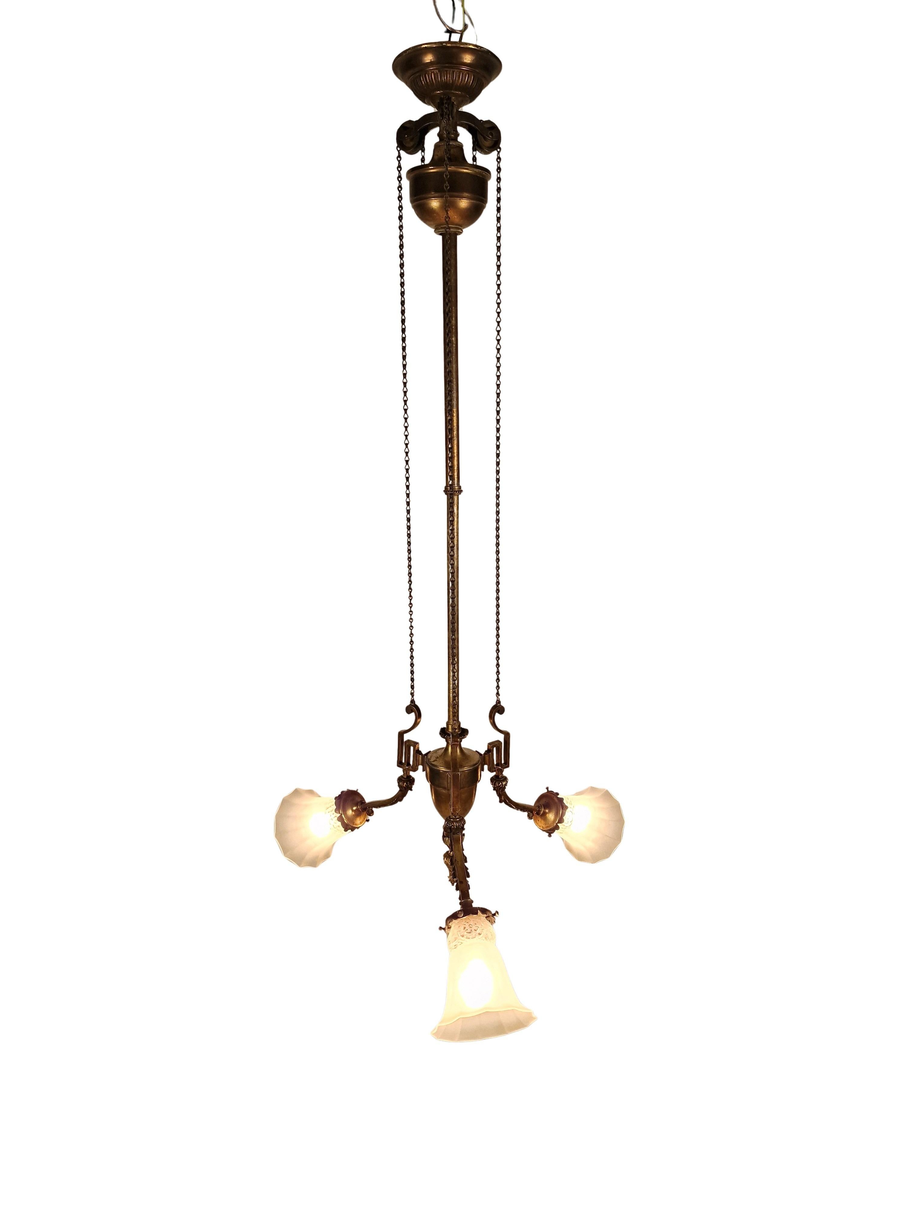 Lustre extraordinairement spectaculaire de la période Art Nouveau en Autriche, probablement un produit de la fonderie de minerai et de la fabrique d'articles en bronze D.D Art, Vienne. 
La particularité de ce plafonnier est qu'il peut être prolongé