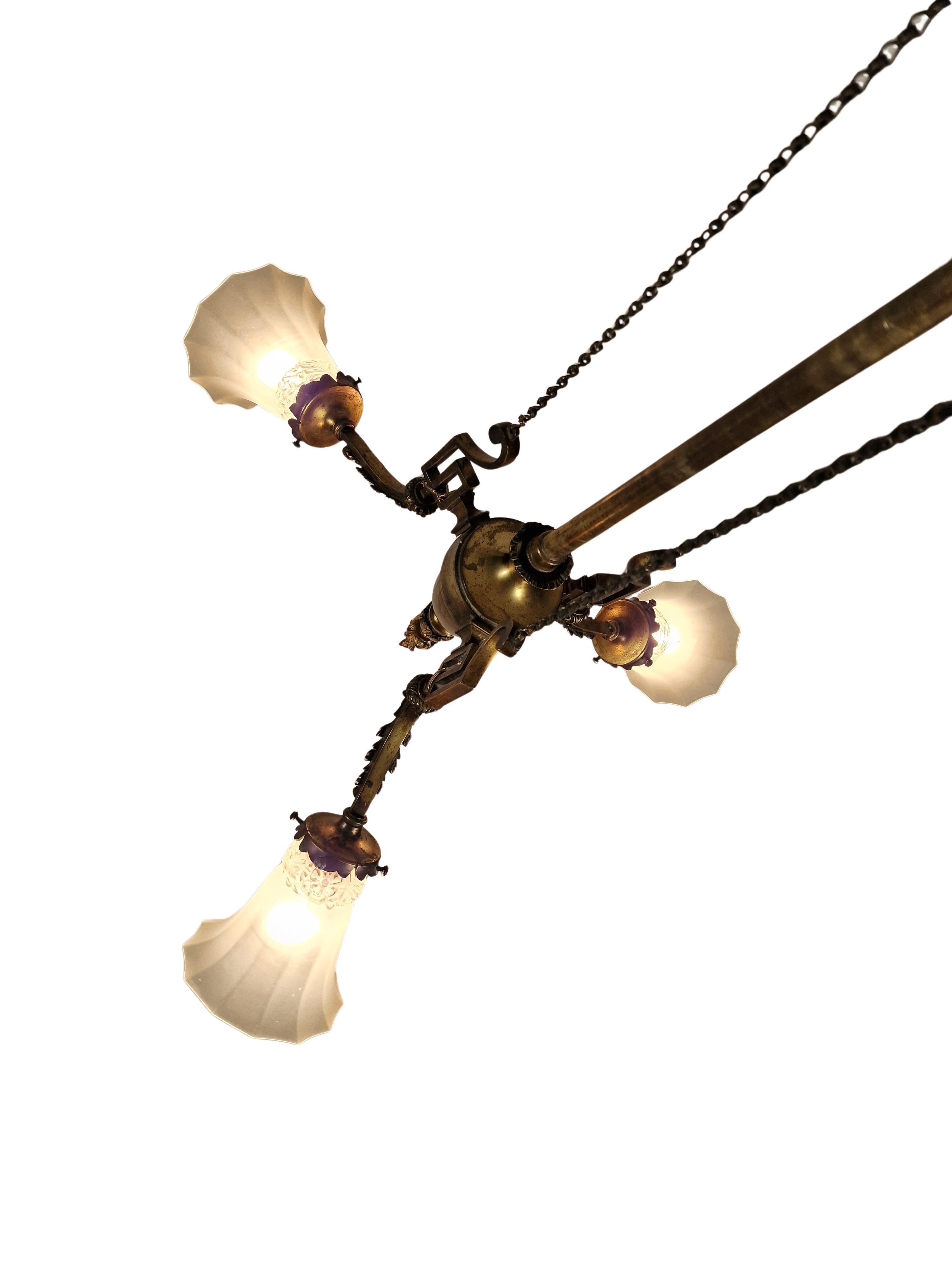 Jugendstil Spectaculaire lustre suspendu en laiton massif et bronze, Autriche, 1910 en vente