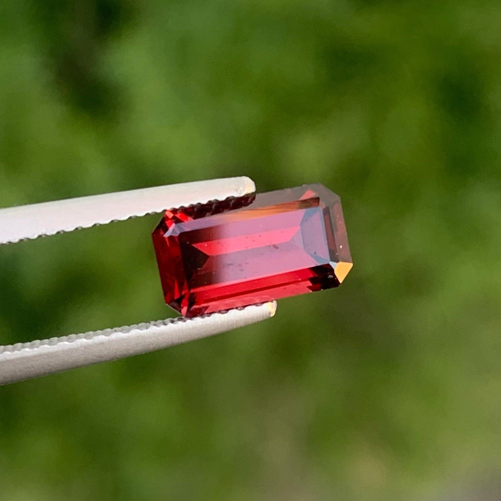 Taille émeraude Spectaculaire grenat rouge pour bijoux de 1,95 carat, pierre grenat propre à l'œil AAA en vente