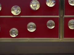 Spectaculaire buffet en verre de Murano rouge avec 28 joyaux - Made in Italy Disponible