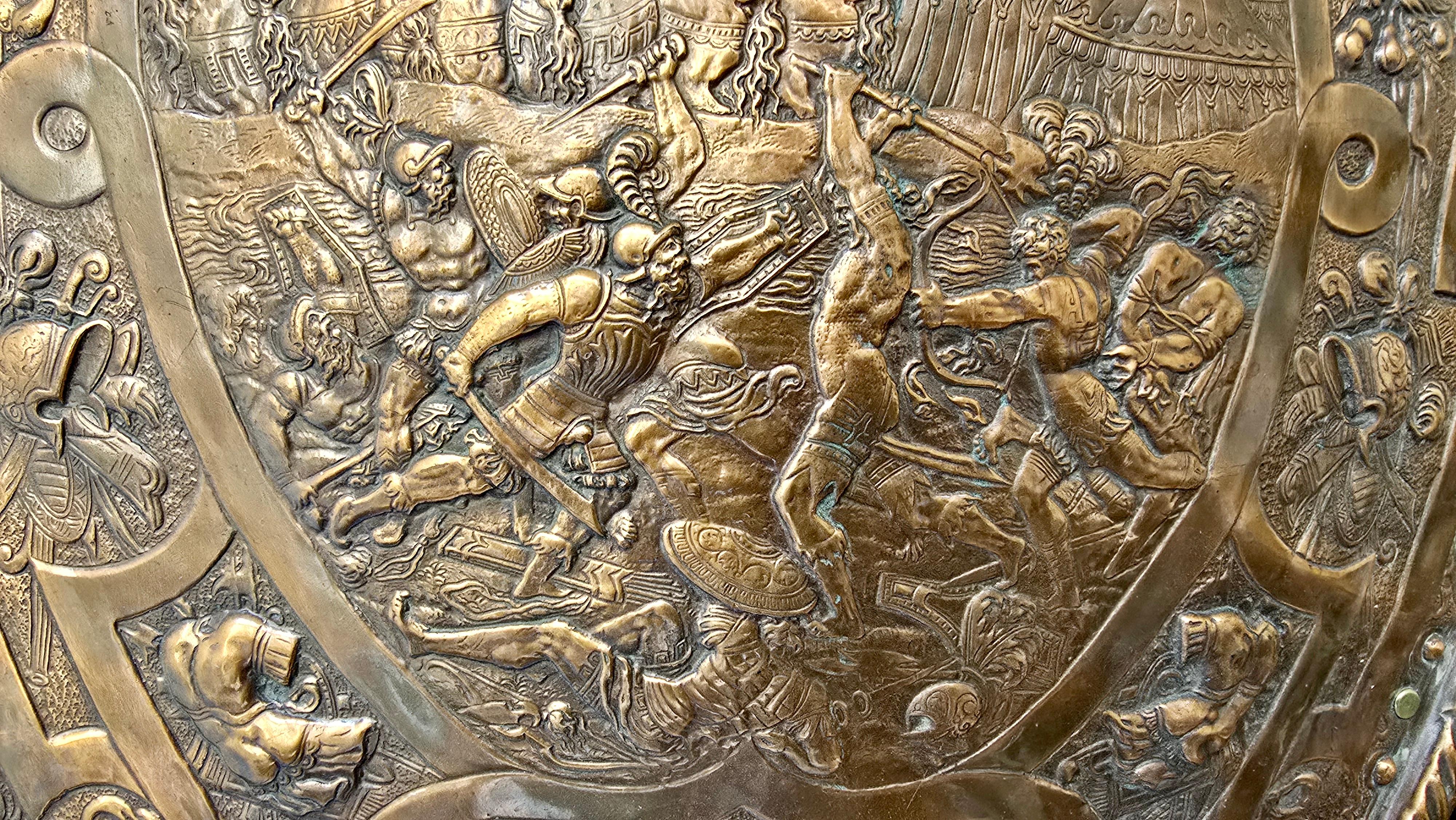 Spettacolare replica dello stemma di Re Enrico II con due spade in vendita 3