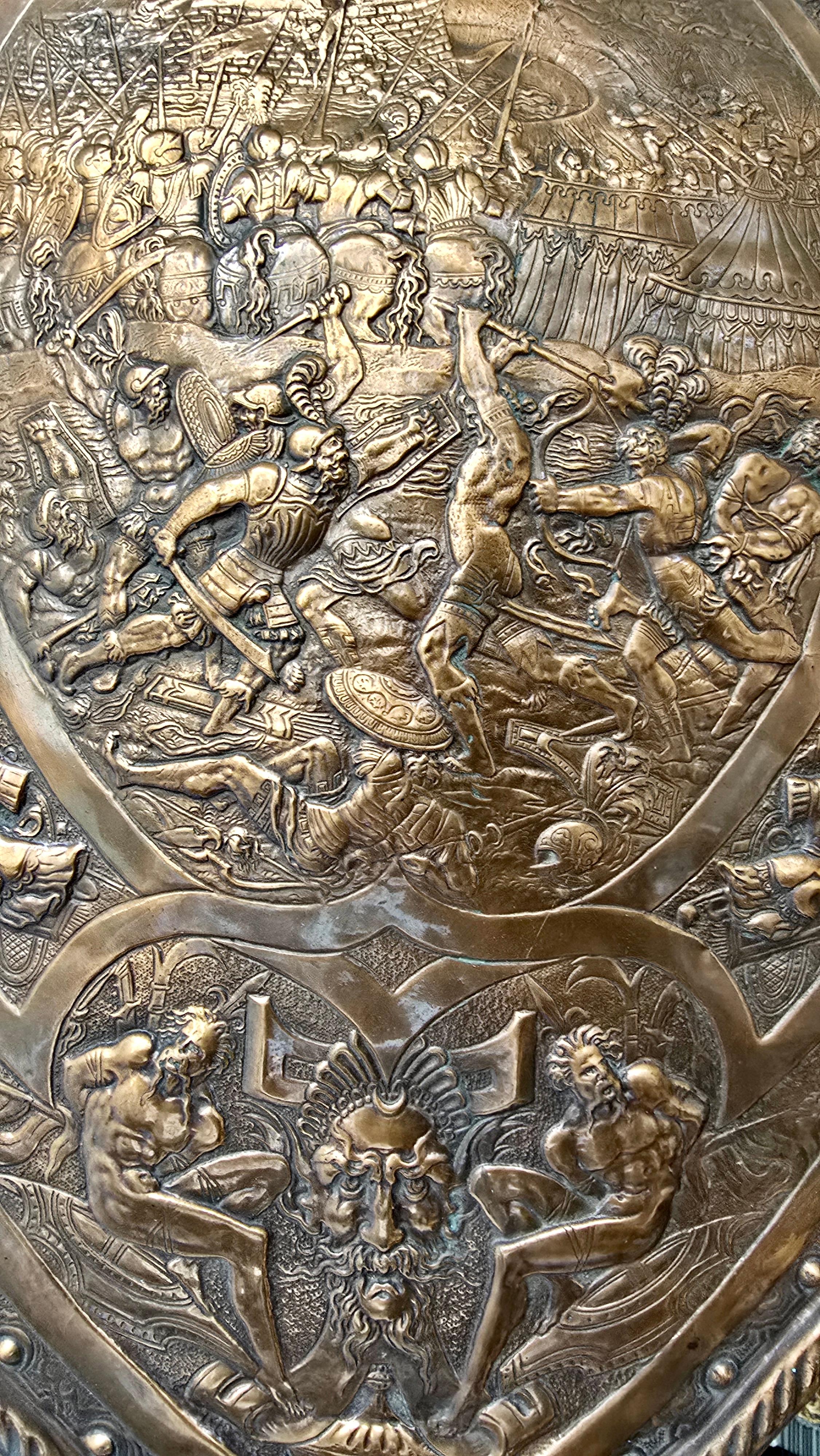 Spettacolare replica dello stemma di Re Enrico II con due spade in vendita 4