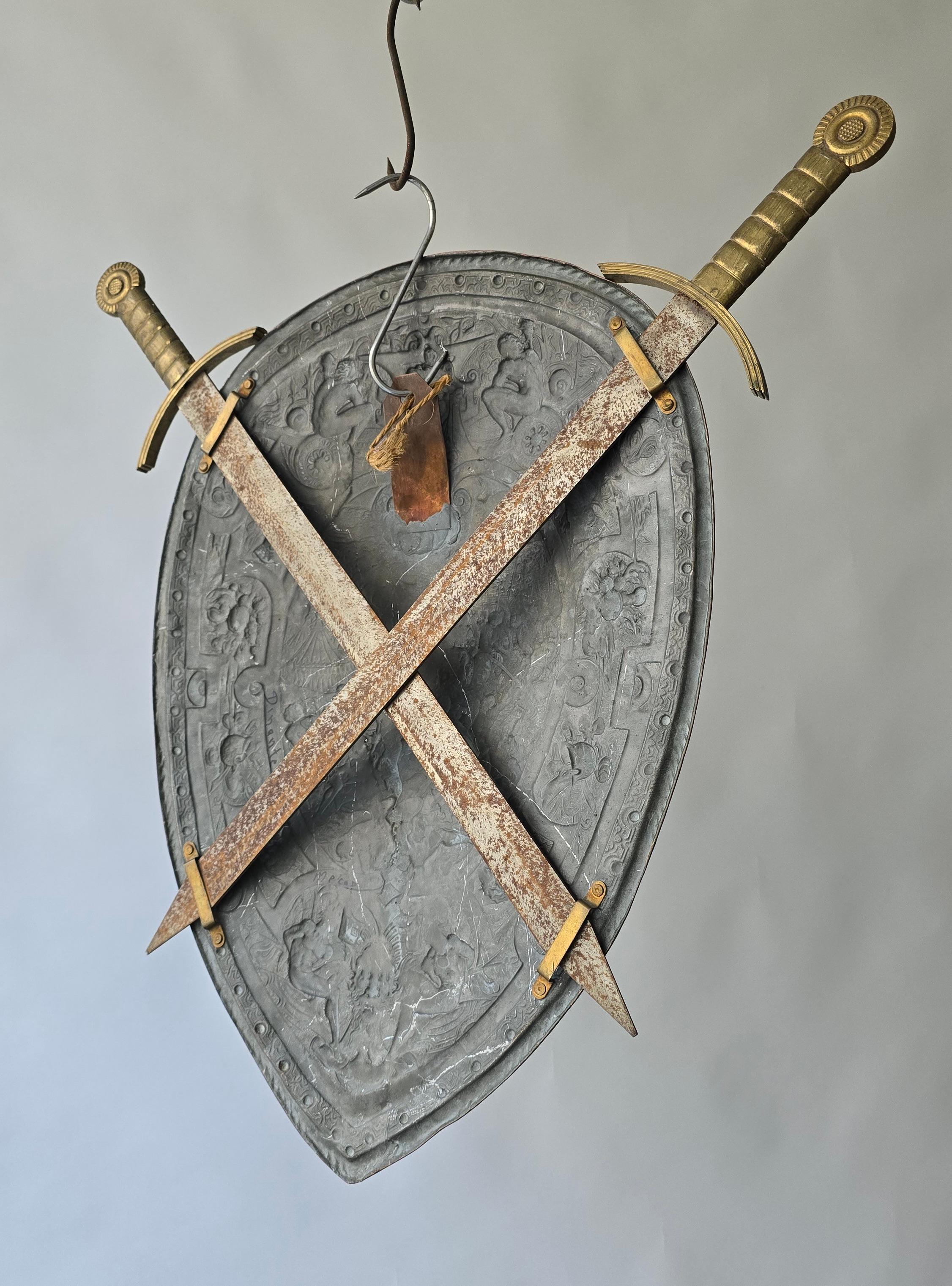 Spettacolare replica dello stemma di Re Enrico II con due spade in vendita 5