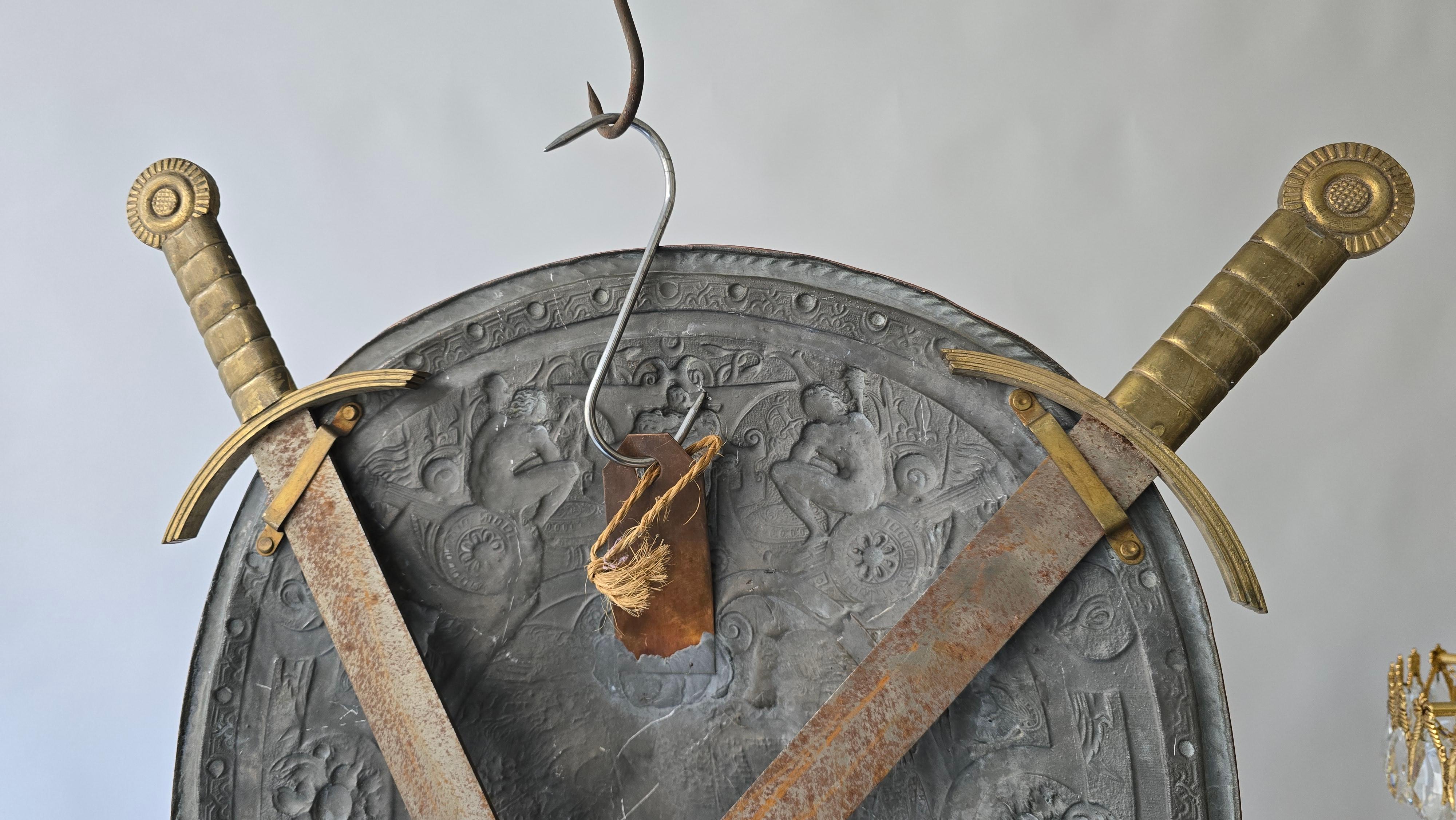 Spettacolare replica dello stemma di Re Enrico II con due spade in vendita 6