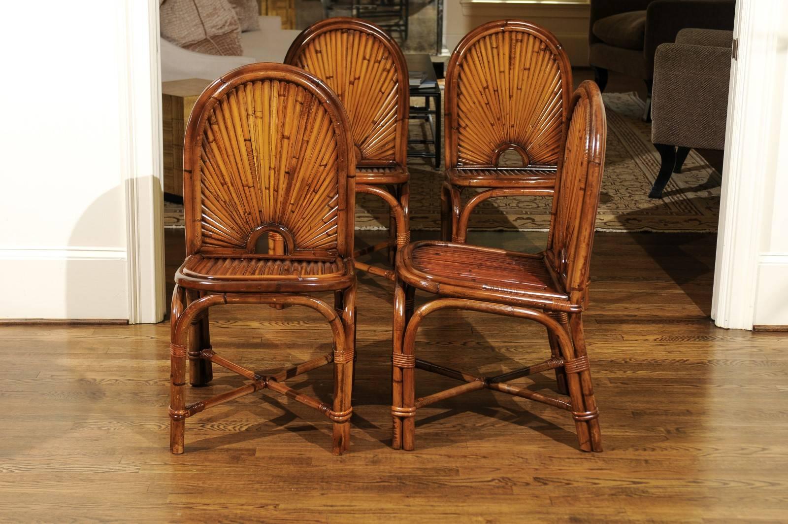 Fin du 20e siècle Spectaculaire ensemble restauré de 12 chaises de salle à manger en rotin et bambou, vers 1975 en vente