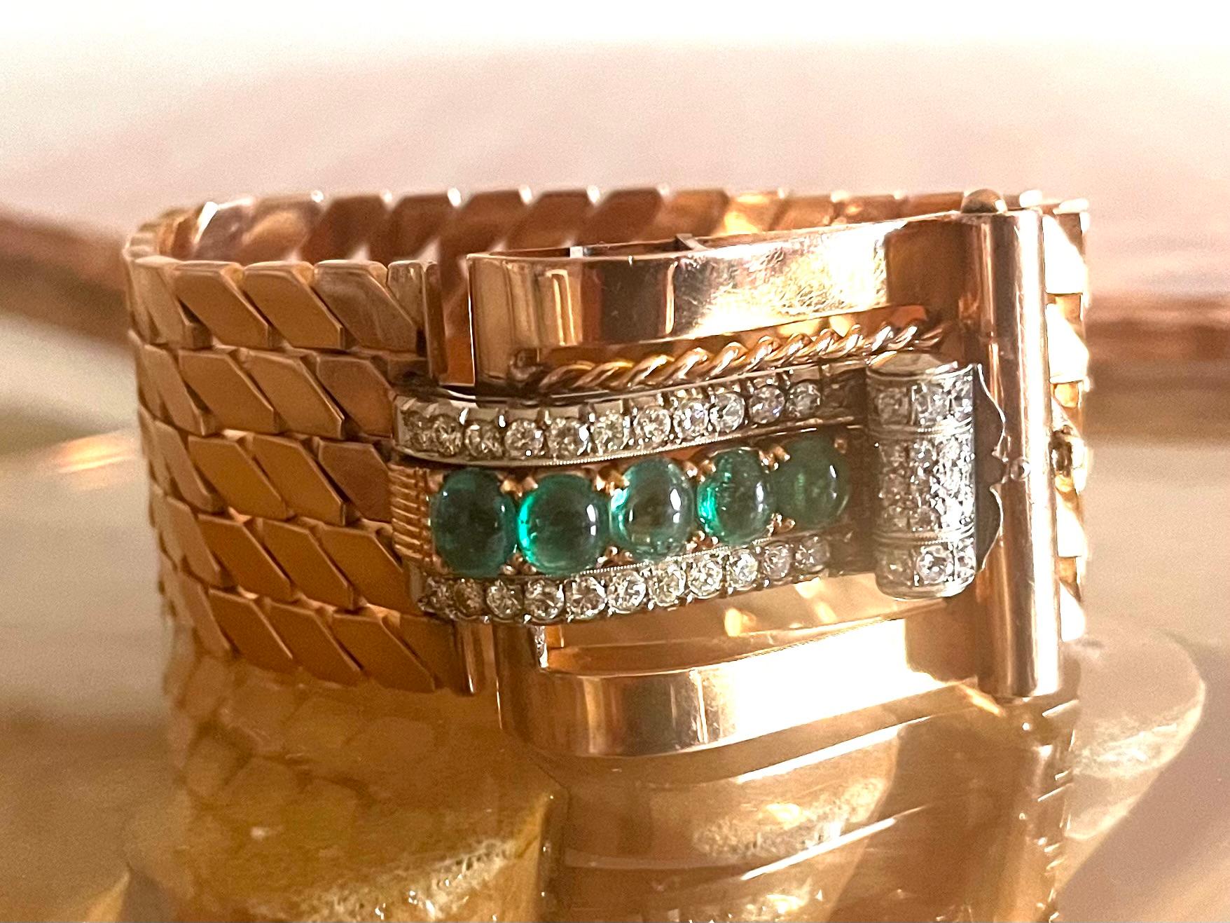 Dieses erhabene Tank-Retro-Armband aus 18-karätigem Roségold weist ein geometrisches Muster auf, das mit 5 Smaragd-Cabochons verziert ist, die von zwei Linien runder Diamanten umrahmt werden. Der Verschluss besteht aus einem Wirbel von Diamanten.
