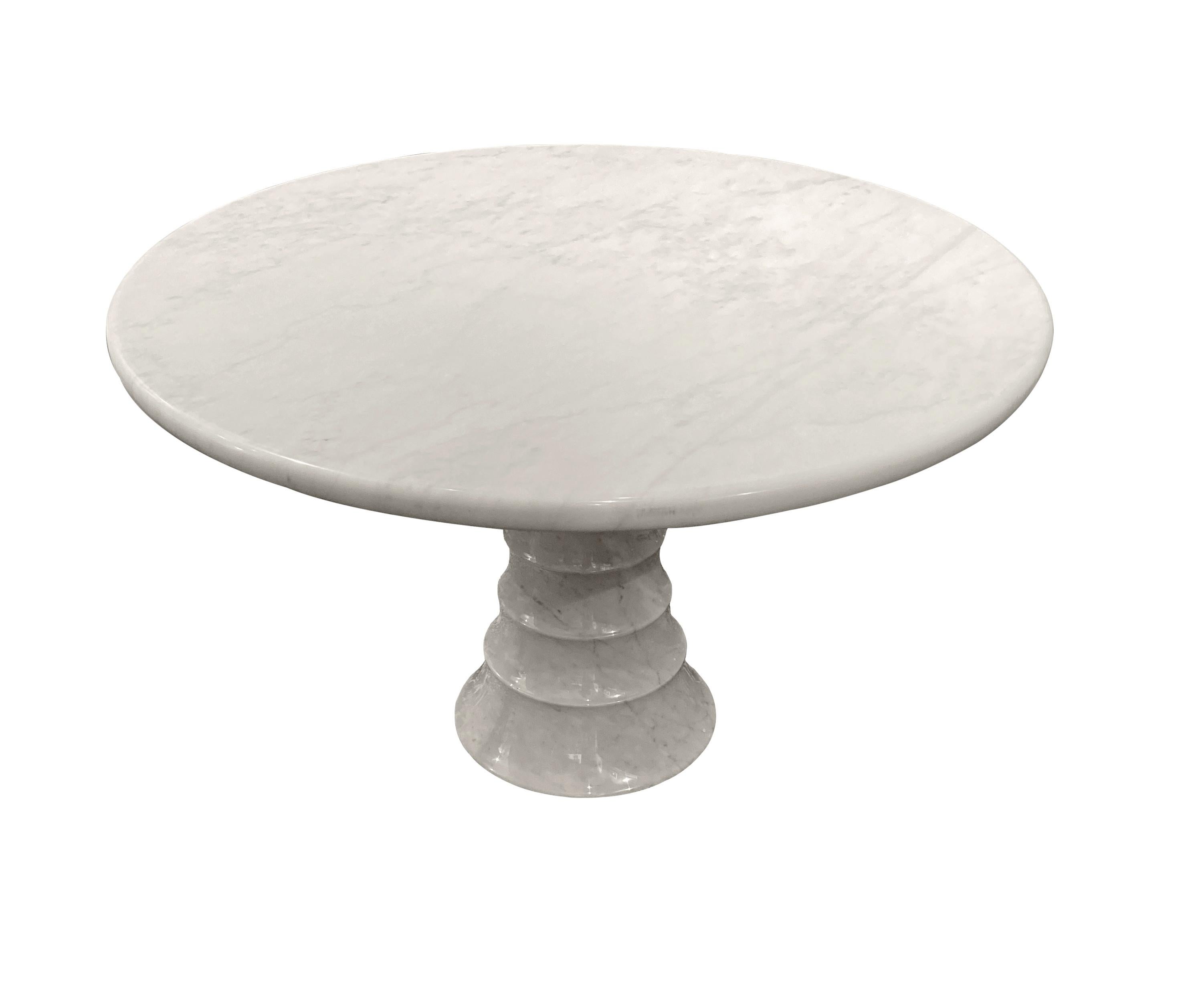 Spectacular round Carrara marble dining table with spiral base, Italian design, circa 70  

The top and the base are dissociable. In perfect condition. 

Measures:
Diameter : 120 cm 
Height : 73 cm 