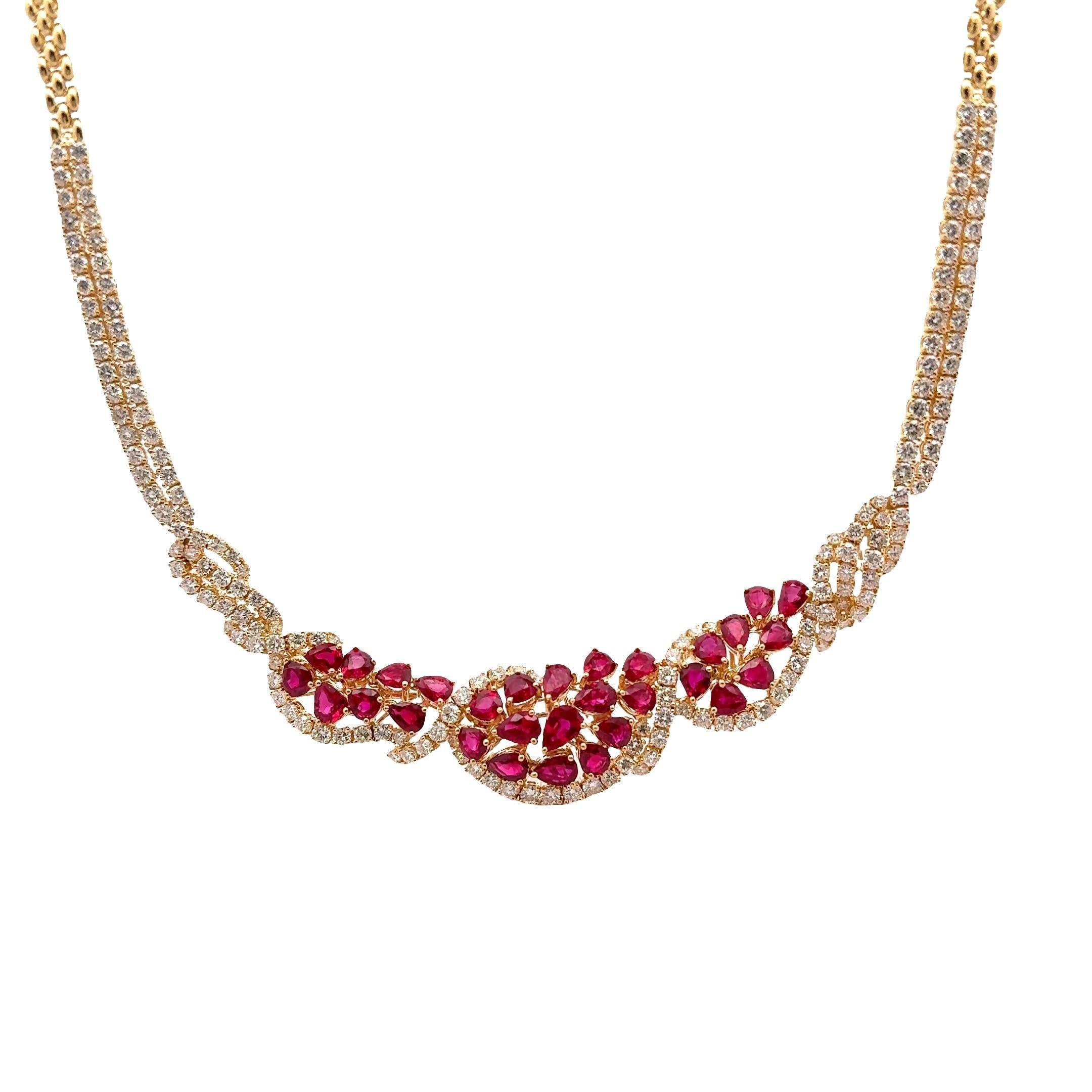 Un superbe collier de dîner composé de rubis rouge vif en forme de poire, pesant un total de 22,06 carats. Les rubis sont élégamment disposés, complétés par des diamants blancs de taille ronde totalisant 12,55 carats. Chaque diamant est serti avec