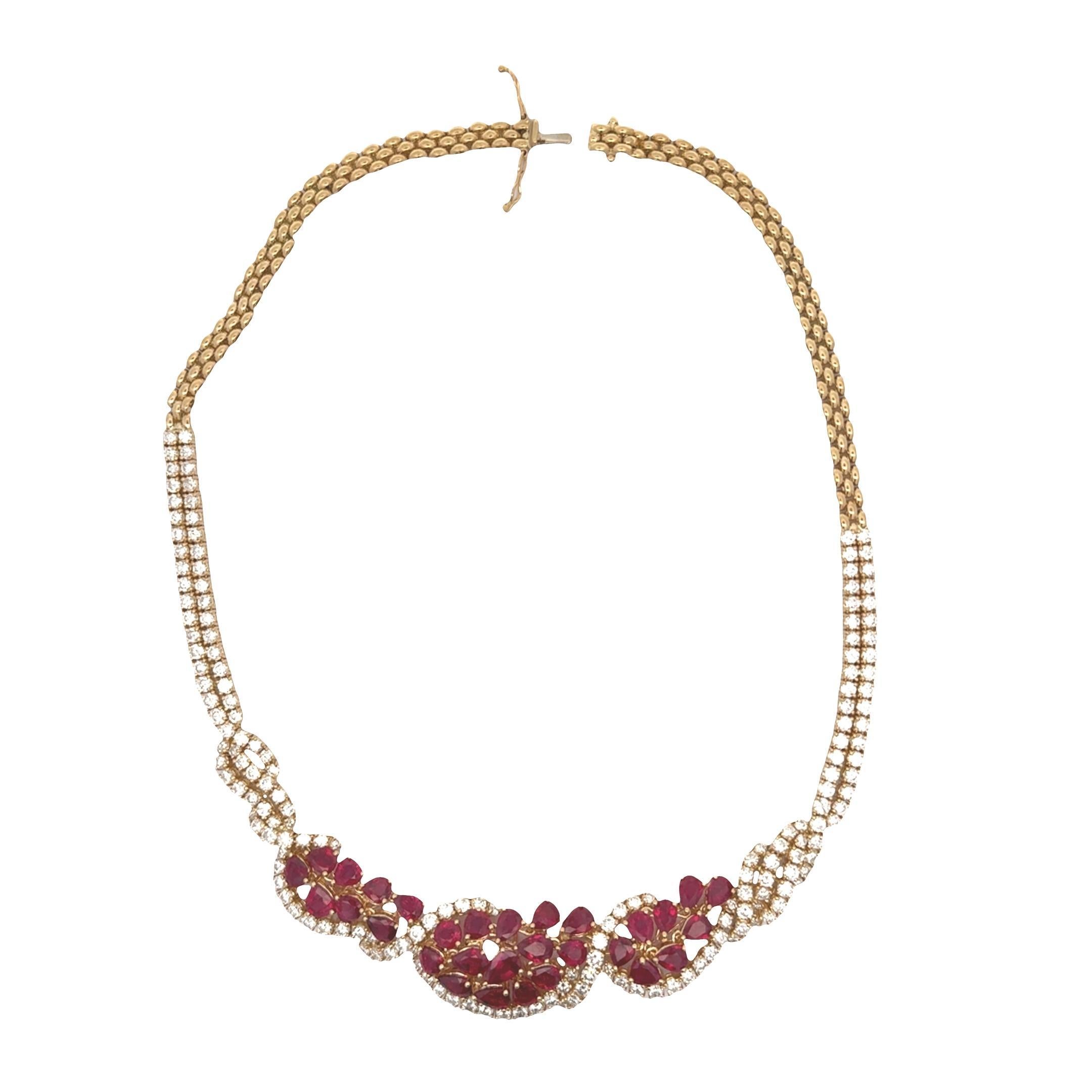 Collier spectaculaire en or jaune 18k avec rubis et diamants Pour femmes en vente