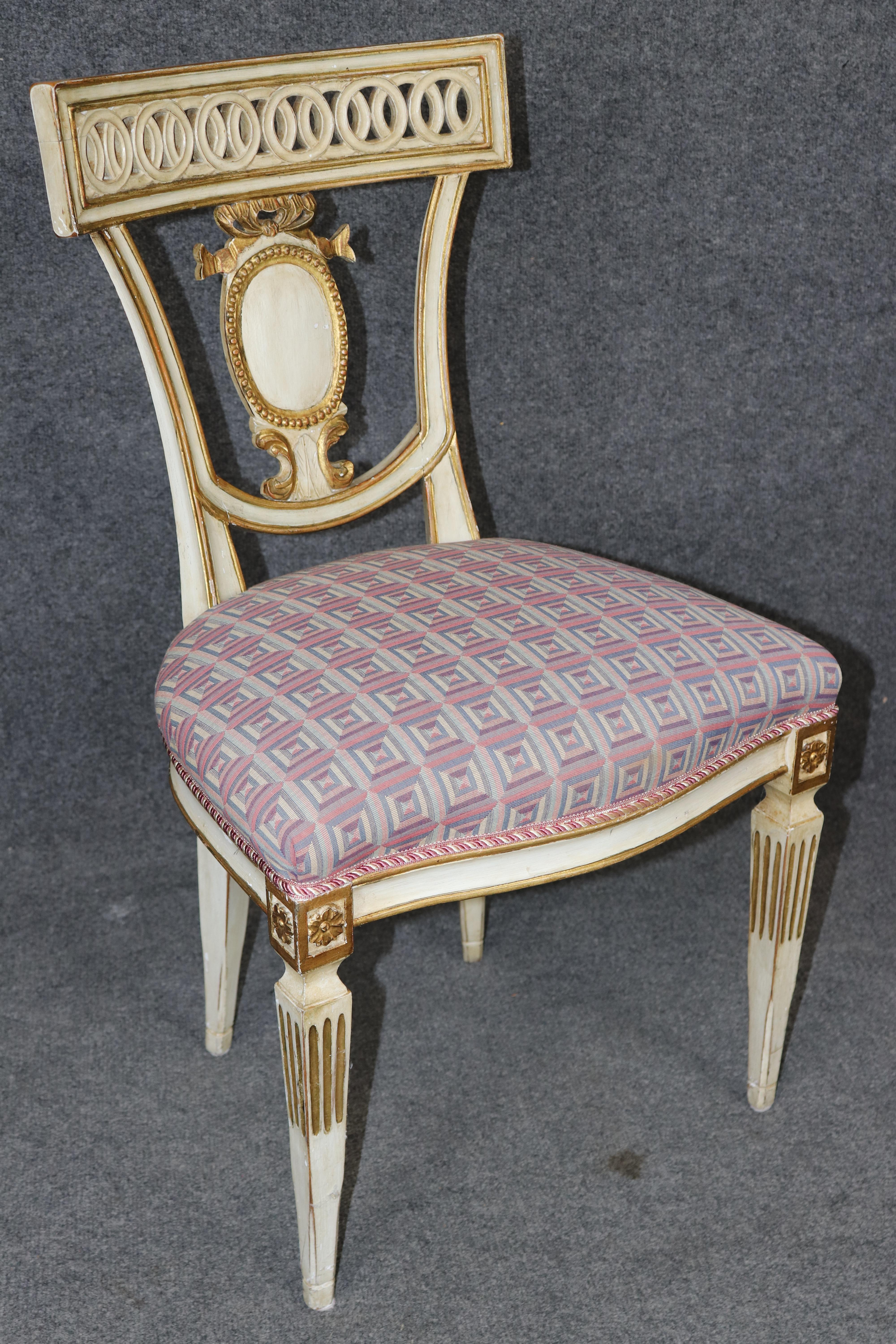 Spettacolare set di 8 sedie da pranzo italiane neoclassiche decorate a vernice con figure in vendita 4