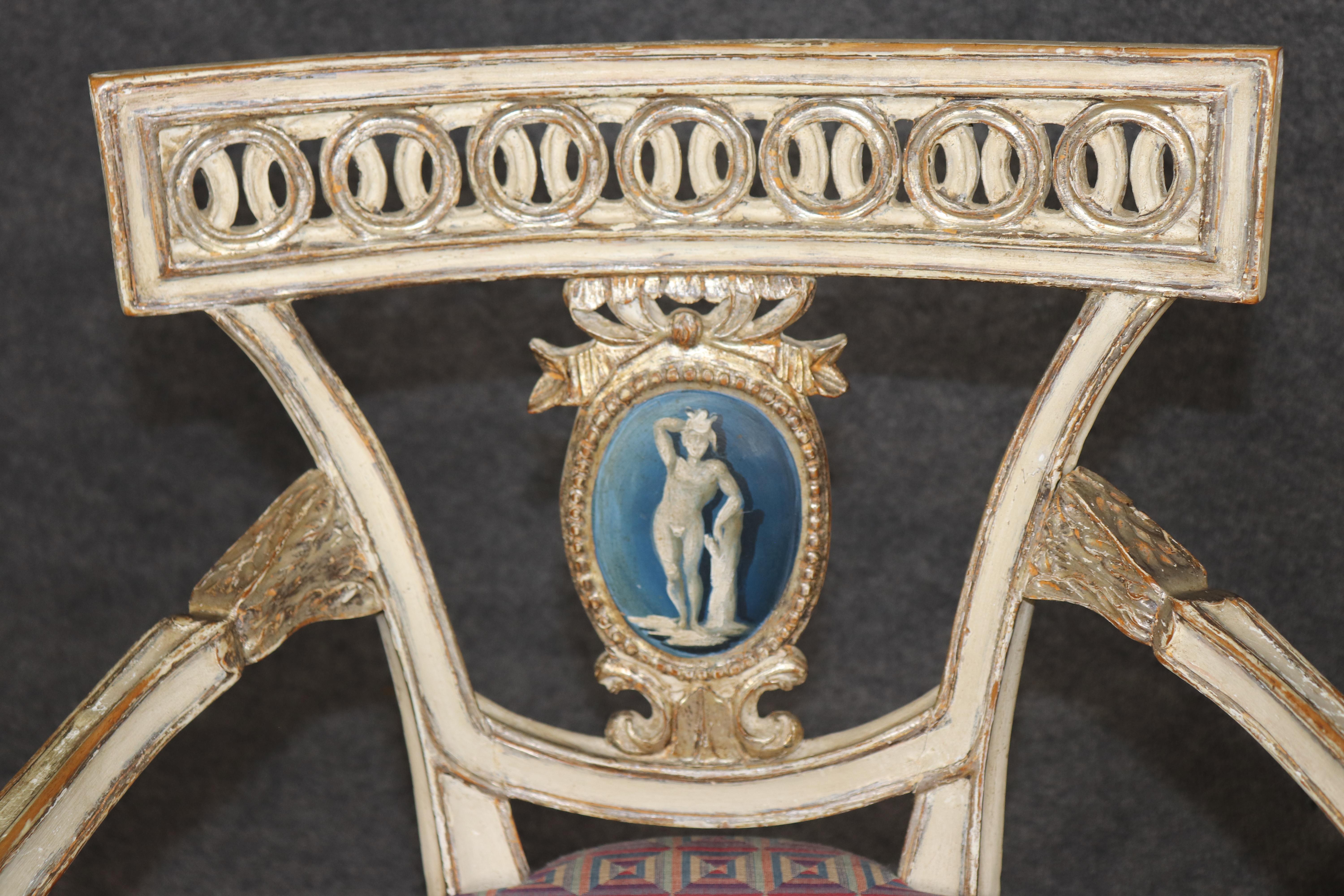 Spettacolare set di 8 sedie da pranzo italiane neoclassiche decorate a vernice con figure in vendita 8