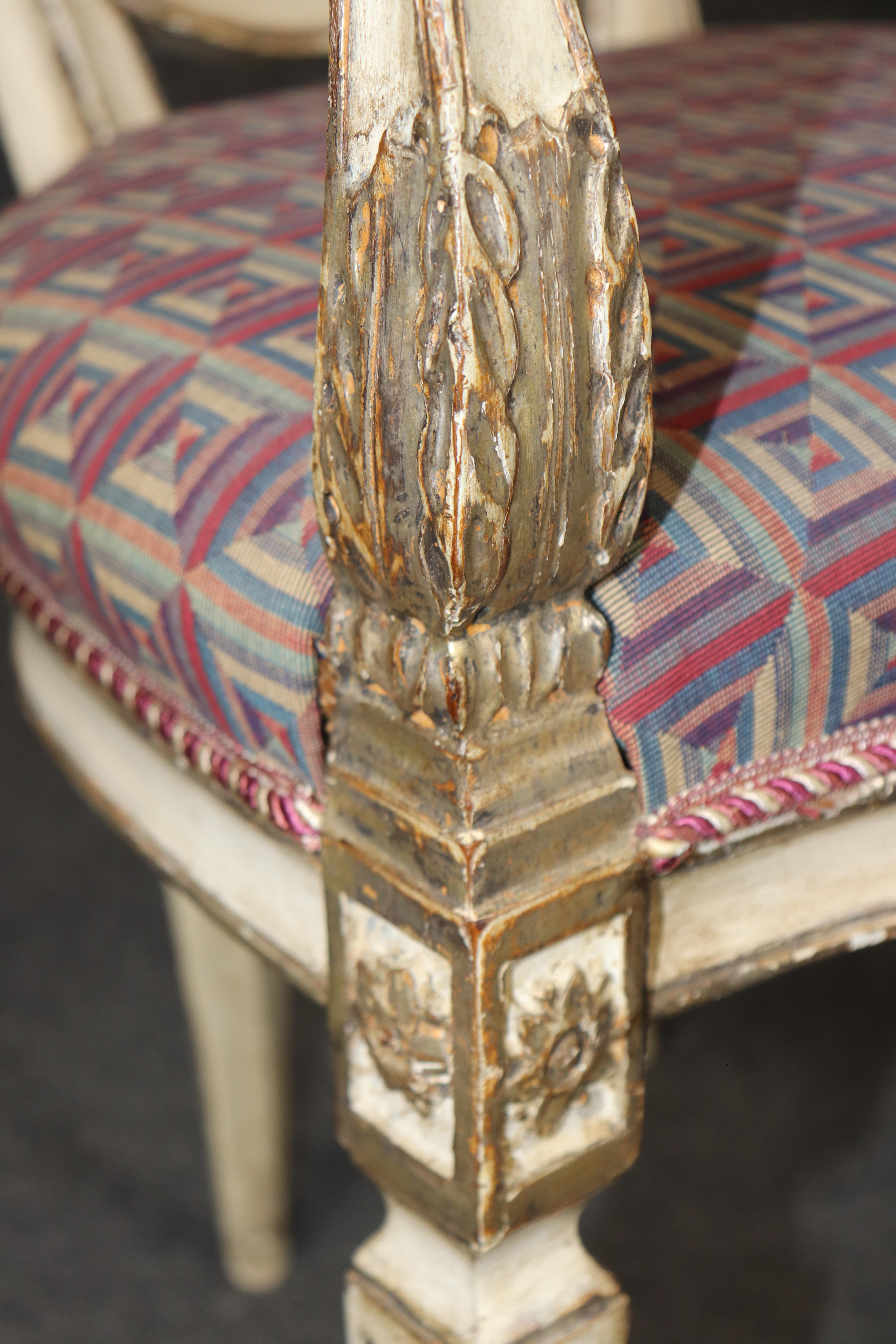 Spettacolare set di 8 sedie da pranzo italiane neoclassiche decorate a vernice con figure in vendita 10