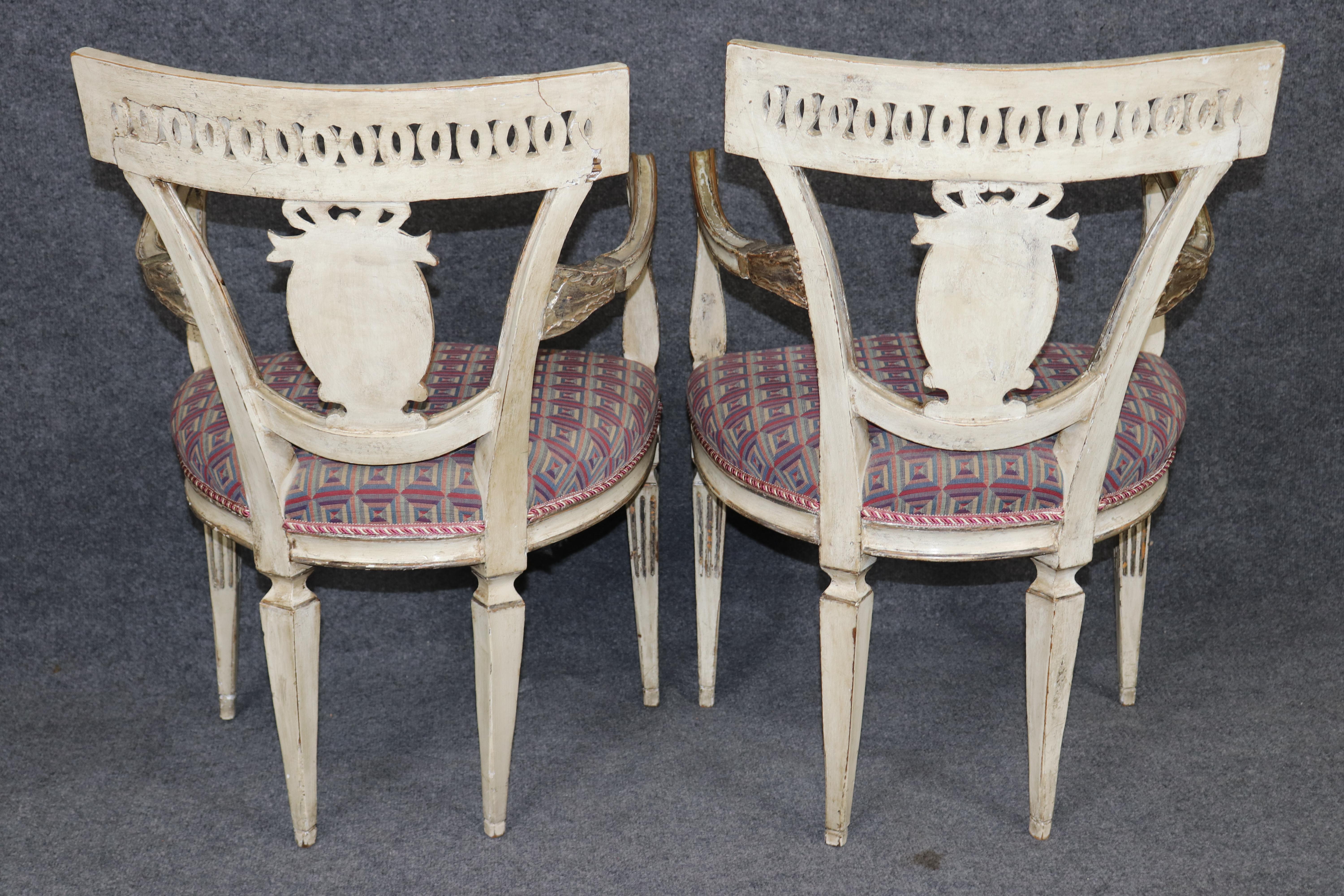 Spettacolare set di 8 sedie da pranzo italiane neoclassiche decorate a vernice con figure in vendita 1