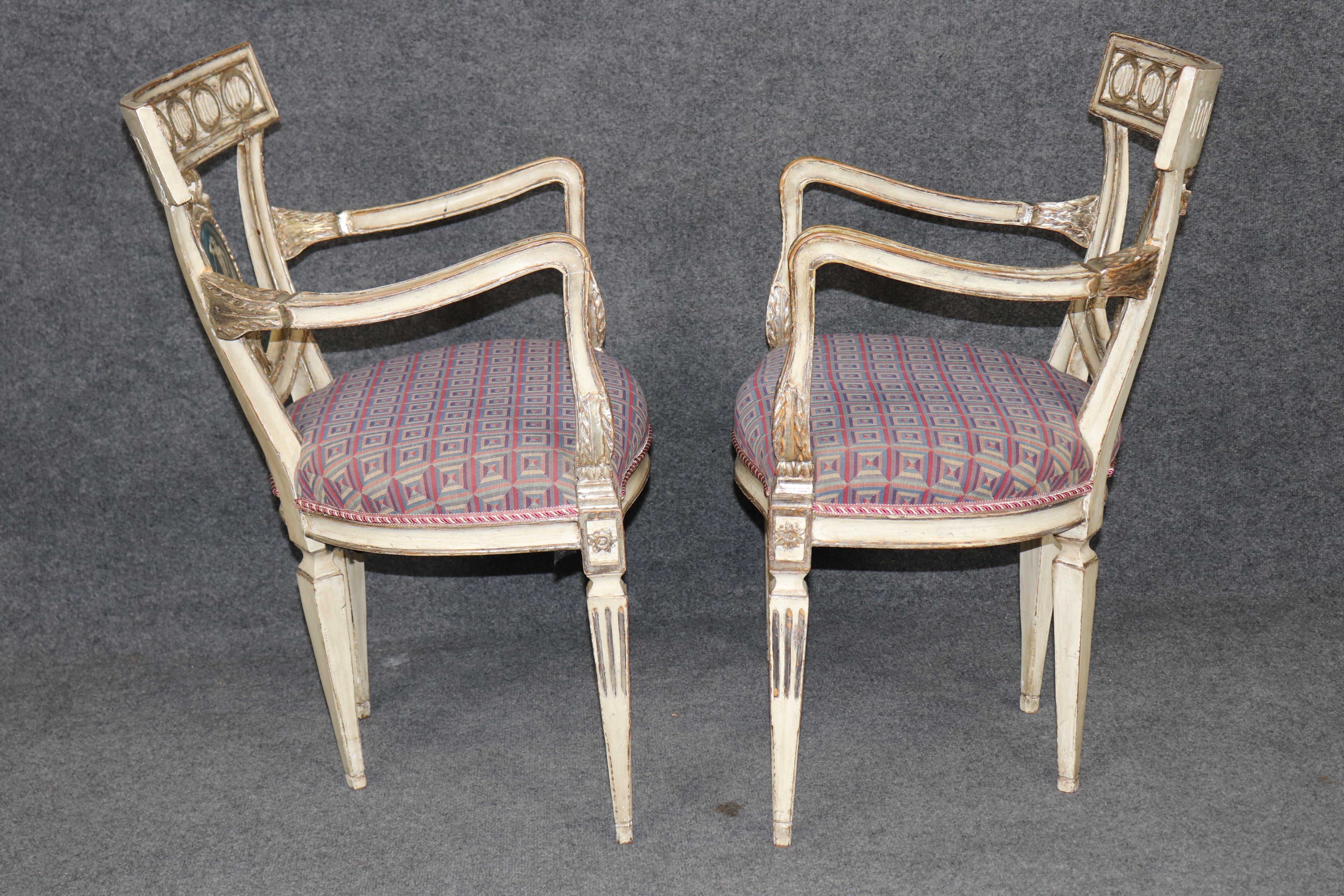 Spettacolare set di 8 sedie da pranzo italiane neoclassiche decorate a vernice con figure in vendita 2