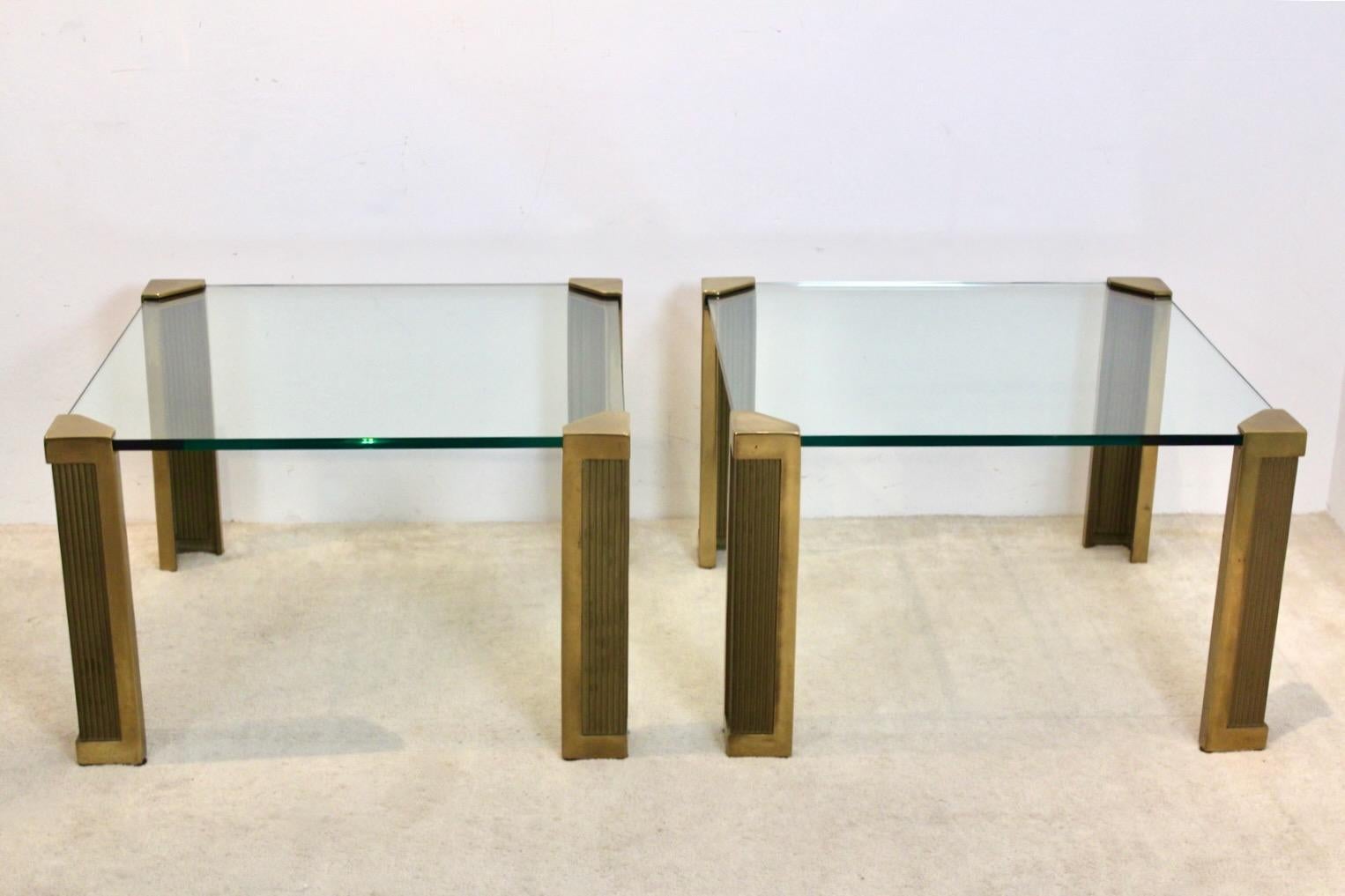 Spectaculaire ensemble de deux tables d'appoint en laiton et verre. Conçu par Peter Ghyczy au début des années 1970 aux Pays-Bas. Né à Budapest, Peter Ghyczy a commencé sa carrière d'architecte en Allemagne et vit aux Pays-Bas depuis de nombreuses