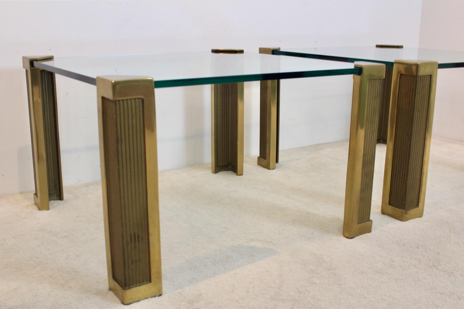 Brutalisme Spectaculaire ensemble de deux grandes tables d'appoint Peter Ghyczy en laiton et verre en vente